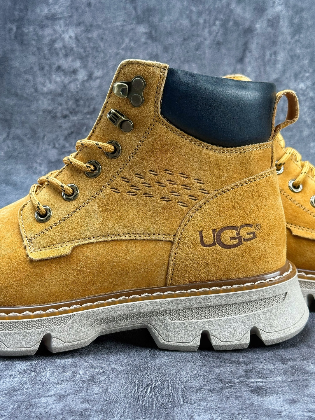 220 UGG 2025秋冬 新品 男士中帮 休闲马丁靴系列/小麦色 MENY5868D