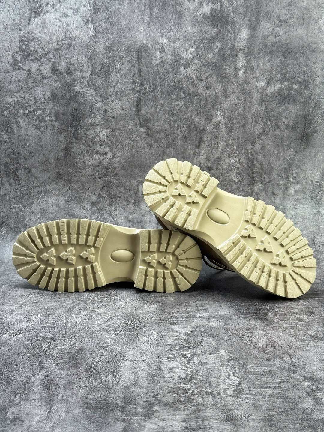 UGG Tasman Weather Hybrid 塔斯曼混合系列户外中帮休闲马丁靴雪地靴 U5859MDFQ