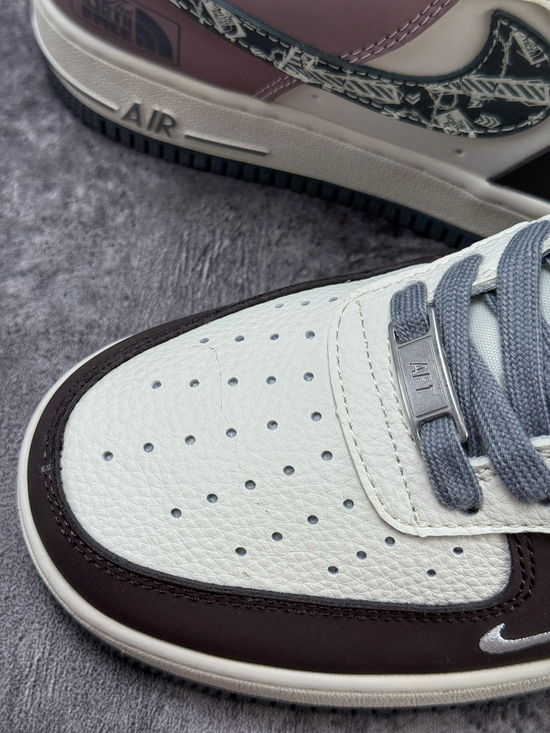 Nike Air Force 1 Low 07 x The North Face 棕白小勾 QW5606-271-莆田鞋,莆田鞋货源,高仿鞋,高仿鞋货源,安福档口,莆田高仿鞋,莆田鞋批发,高仿鞋批发,莆田高仿运动鞋,高仿运动鞋,莆田运动鞋 Nike Air Force 1 Low 07 x The North Face 棕白小勾 QW5606-271