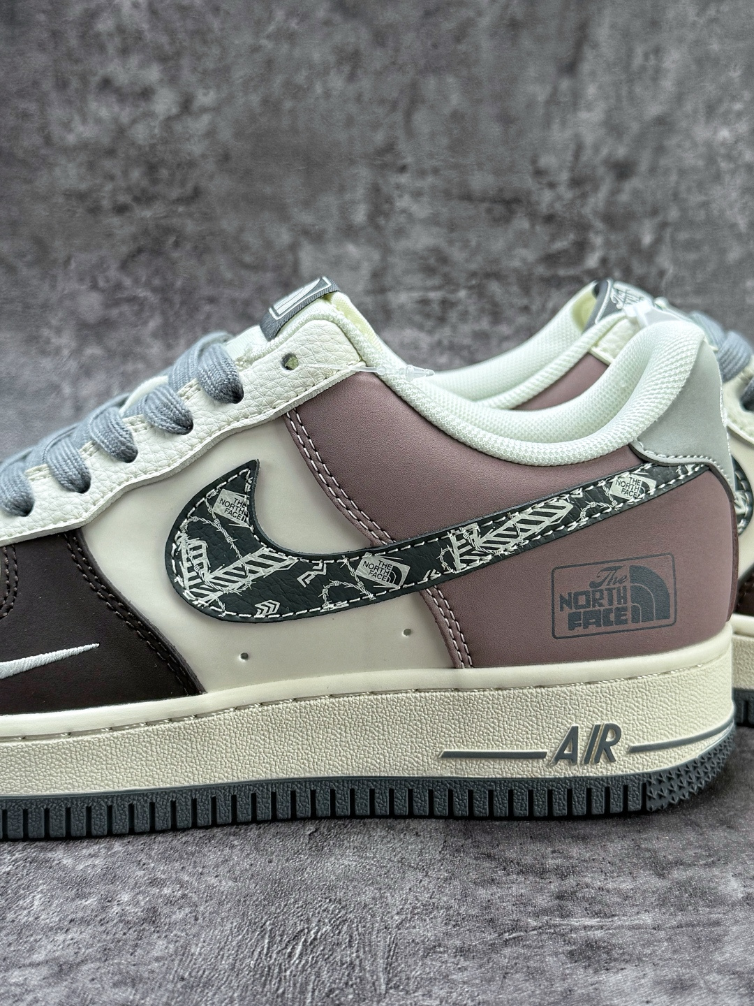 Nike Air Force 1 Low 07 x The North Face 棕白小勾 QW5606-271-莆田鞋,莆田鞋货源,高仿鞋,高仿鞋货源,安福档口,莆田高仿鞋,莆田鞋批发,高仿鞋批发,莆田高仿运动鞋,高仿运动鞋,莆田运动鞋 Nike Air Force 1 Low 07 x The North Face 棕白小勾 QW5606-271