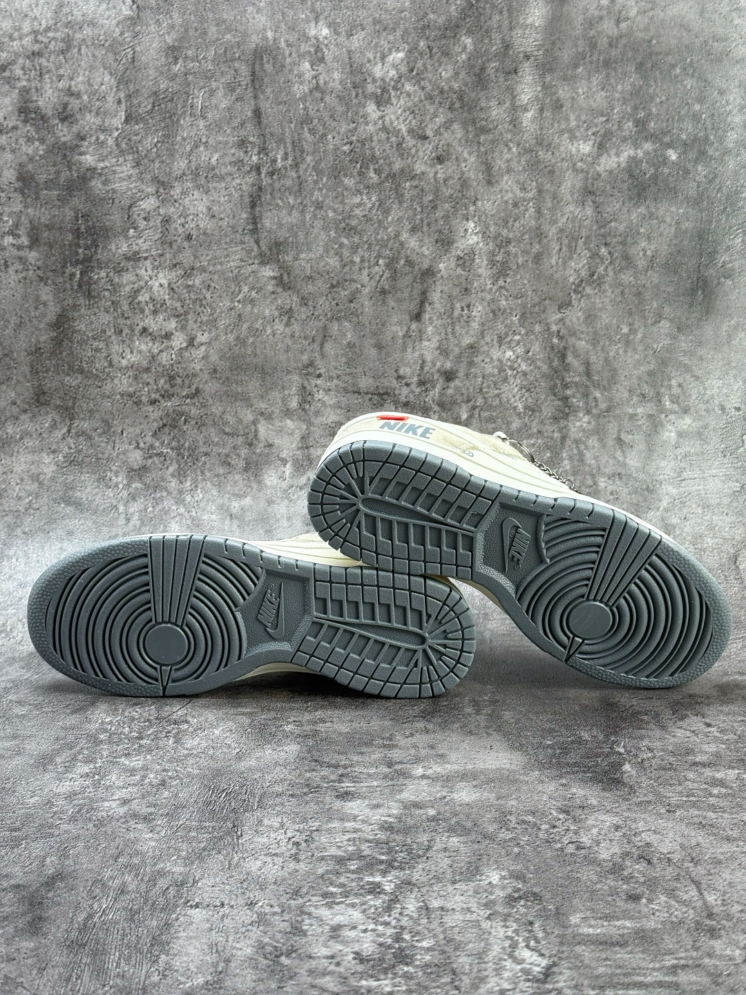 Nike SB Dunk Low 灰白三小勾 DN3168-009-莆田鞋,莆田鞋货源,高仿鞋,高仿鞋货源,安福档口,莆田高仿鞋,莆田鞋批发,高仿鞋批发,莆田高仿运动鞋,高仿运动鞋,莆田运动鞋 Nike SB Dunk Low 灰白三小勾 DN3168-009