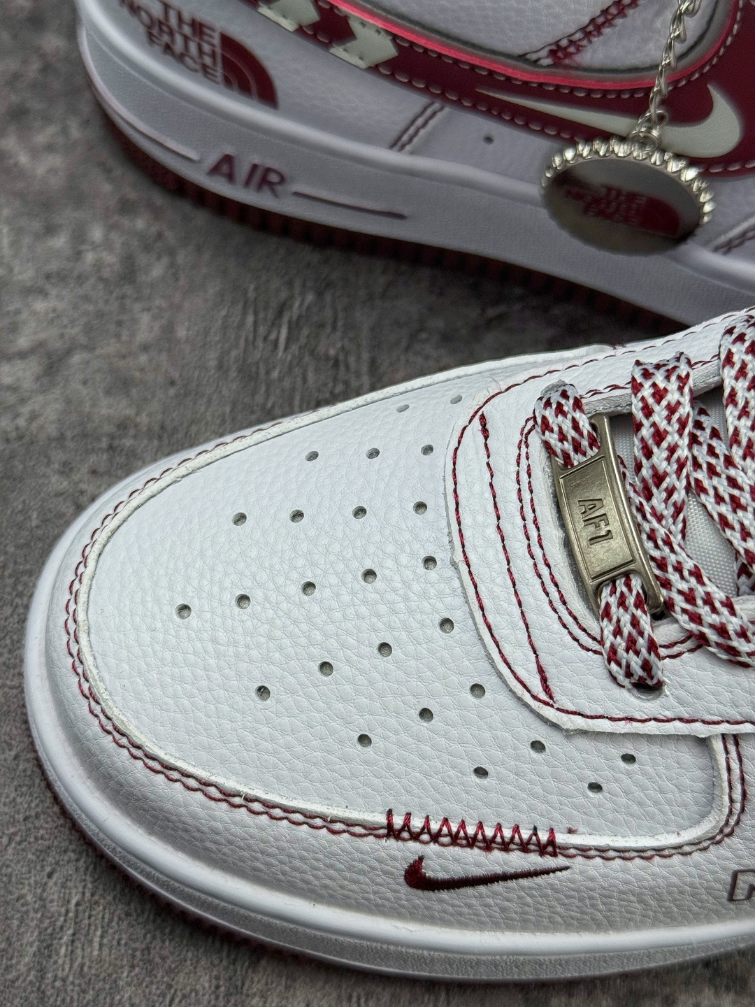 Nike Air Force 1 Low 07 x The North Face 白红小勾满天星 SU2305-141-莆田鞋,莆田鞋货源,高仿鞋,高仿鞋货源,安福档口,莆田高仿鞋,莆田鞋批发,高仿鞋批发,莆田高仿运动鞋,高仿运动鞋,莆田运动鞋 Nike Air Force 1 Low 07 x The North Face 白红小勾满天星 SU2305-141