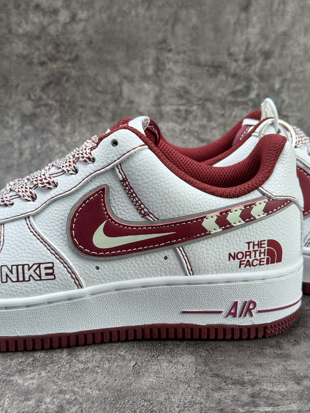 Nike Air Force 1 Low 07 x The North Face 白红小勾满天星 SU2305-141-莆田鞋,莆田鞋货源,高仿鞋,高仿鞋货源,安福档口,莆田高仿鞋,莆田鞋批发,高仿鞋批发,莆田高仿运动鞋,高仿运动鞋,莆田运动鞋 Nike Air Force 1 Low 07 x The North Face 白红小勾满天星 SU2305-141