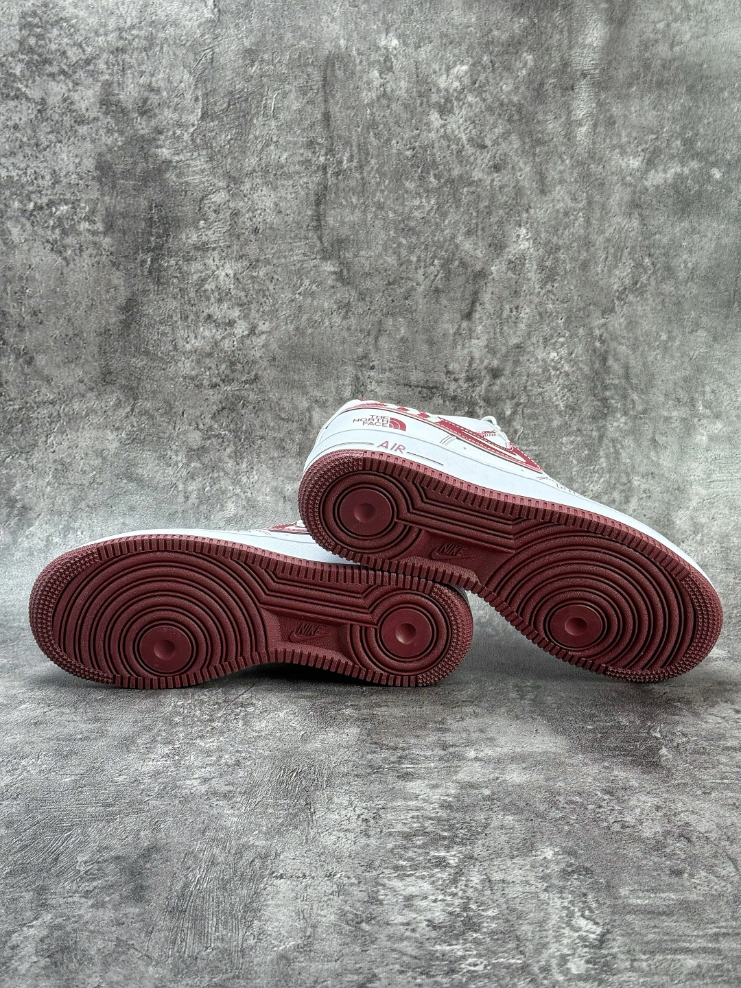 Nike Air Force 1 Low 07 x The North Face 白红小勾满天星 SU2305-141-莆田鞋,莆田鞋货源,高仿鞋,高仿鞋货源,安福档口,莆田高仿鞋,莆田鞋批发,高仿鞋批发,莆田高仿运动鞋,高仿运动鞋,莆田运动鞋 Nike Air Force 1 Low 07 x The North Face 白红小勾满天星 SU2305-141