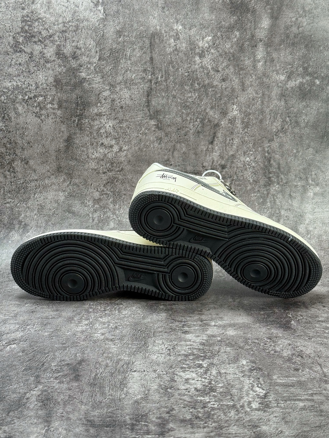 Nike Air Force 1 Low 07 x Stussy 白灰小勾满天星 DD1982-329-莆田鞋,莆田鞋货源,高仿鞋,高仿鞋货源,安福档口,莆田高仿鞋,莆田鞋批发,高仿鞋批发,莆田高仿运动鞋,高仿运动鞋,莆田运动鞋 Nike Air Force 1 Low 07 x Stussy 白灰小勾满天星 DD1982-329