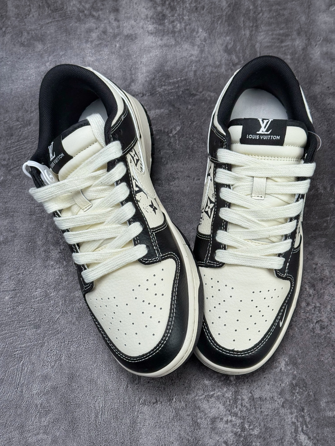 Nike SB Dunk Low x Louis Vuitton 黑白小勾 XD1588-236-莆田鞋,莆田鞋货源,高仿鞋,高仿鞋货源,安福档口,莆田高仿鞋,莆田鞋批发,高仿鞋批发,莆田高仿运动鞋,高仿运动鞋,莆田运动鞋 Nike SB Dunk Low x Louis Vuitton 黑白小勾 XD1588-236