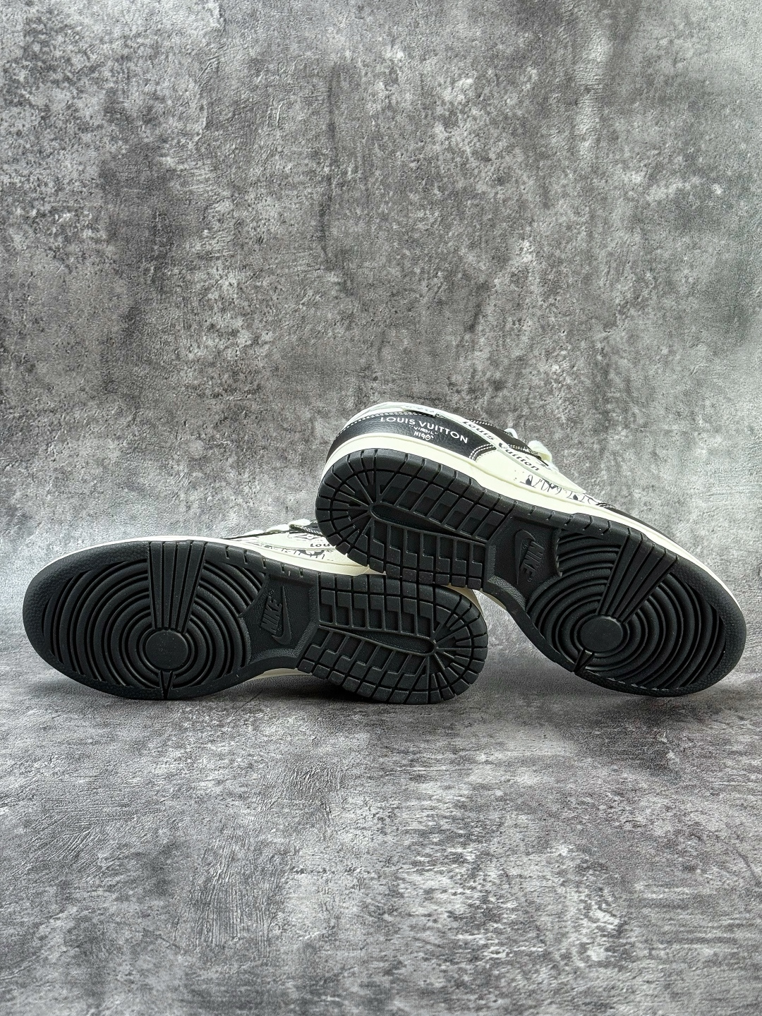 Nike SB Dunk Low x Louis Vuitton 黑白小勾 XD1588-236-莆田鞋,莆田鞋货源,高仿鞋,高仿鞋货源,安福档口,莆田高仿鞋,莆田鞋批发,高仿鞋批发,莆田高仿运动鞋,高仿运动鞋,莆田运动鞋 Nike SB Dunk Low x Louis Vuitton 黑白小勾 XD1588-236