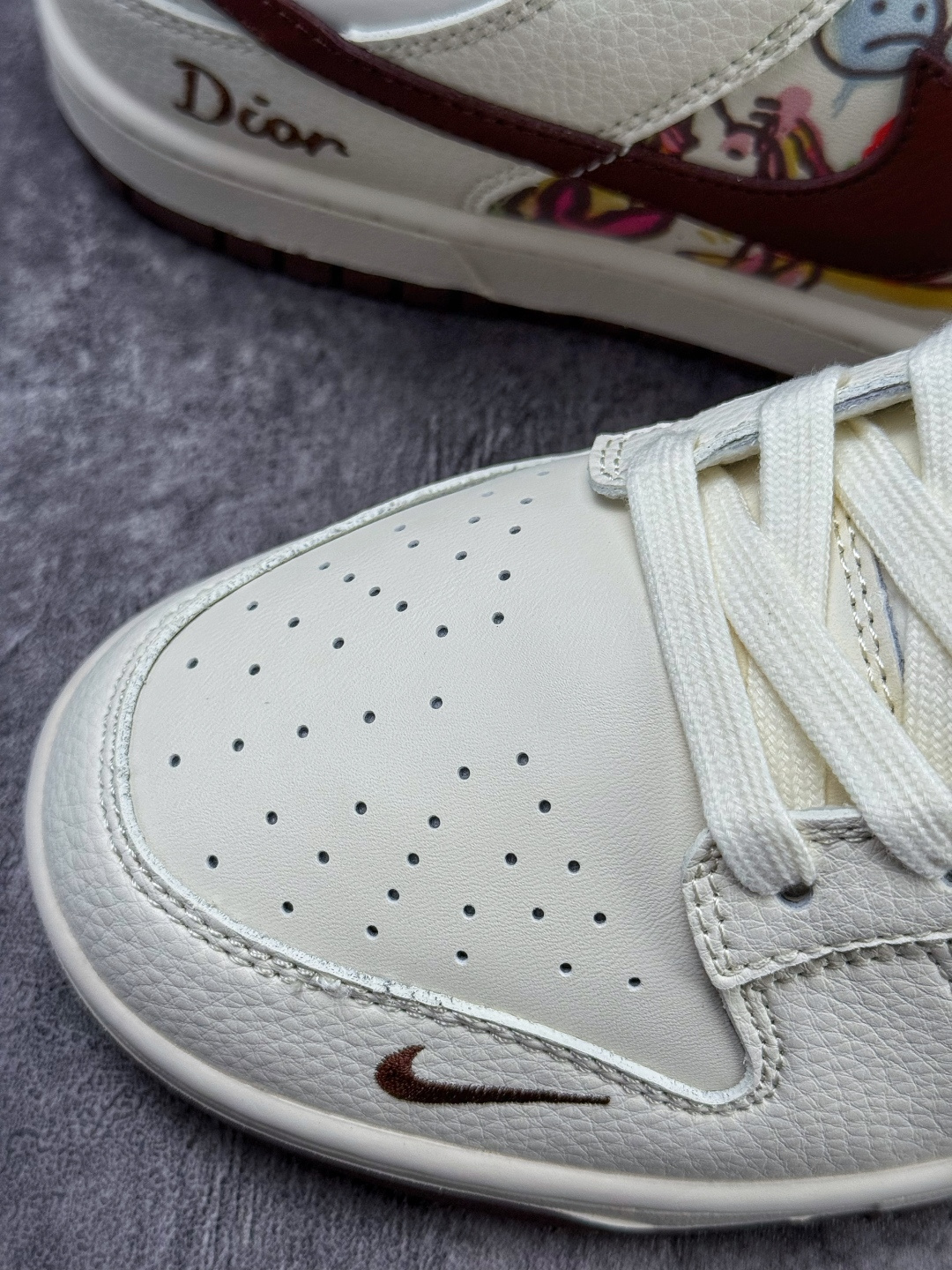 Nike SB Dunk Low x DIOR 白棕小勾 QW5836-033-莆田鞋,莆田鞋货源,高仿鞋,高仿鞋货源,安福档口,莆田高仿鞋,莆田鞋批发,高仿鞋批发,莆田高仿运动鞋,高仿运动鞋,莆田运动鞋 Nike SB Dunk Low x DIOR 白棕小勾 QW5836-033