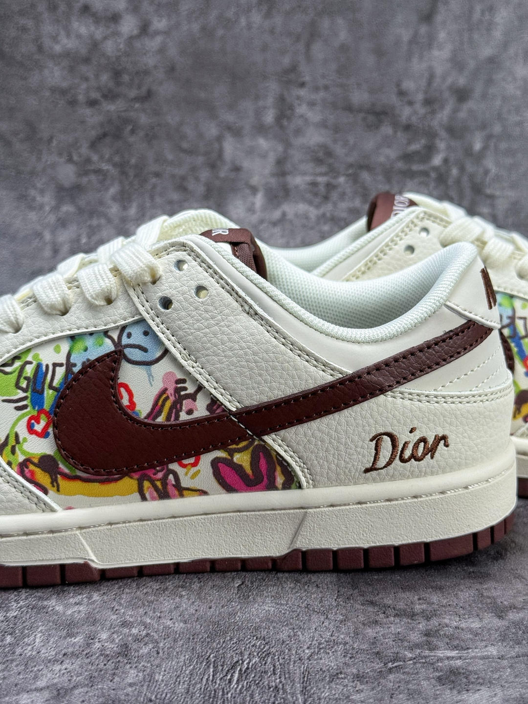 Nike SB Dunk Low x DIOR 白棕小勾 QW5836-033-莆田鞋,莆田鞋货源,高仿鞋,高仿鞋货源,安福档口,莆田高仿鞋,莆田鞋批发,高仿鞋批发,莆田高仿运动鞋,高仿运动鞋,莆田运动鞋 Nike SB Dunk Low x DIOR 白棕小勾 QW5836-033