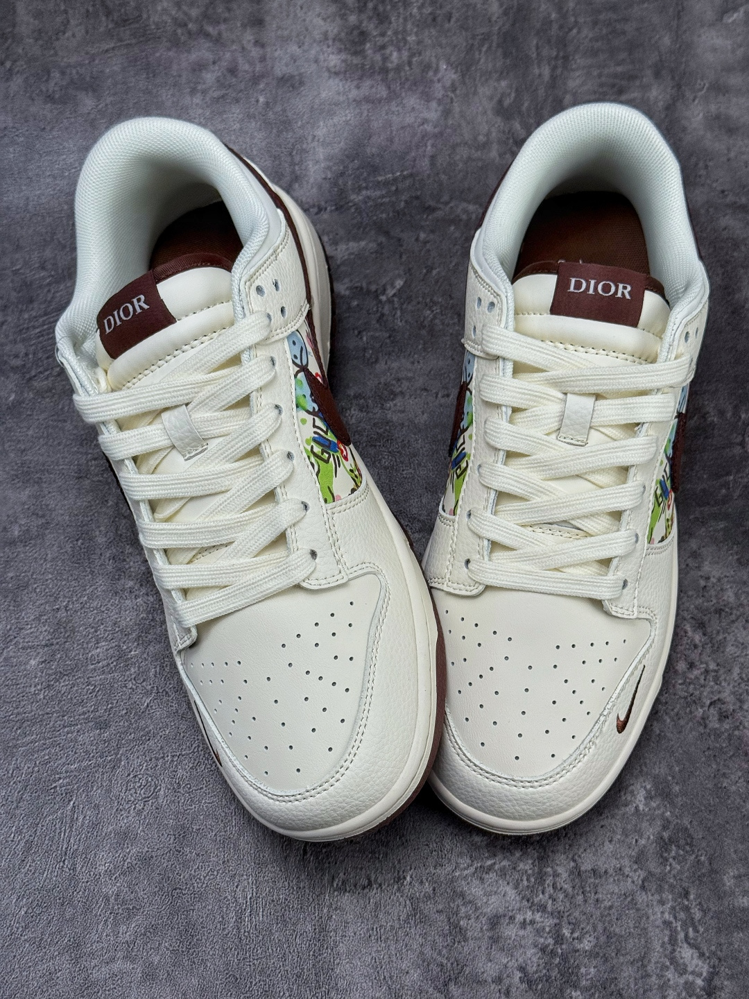 Nike SB Dunk Low x DIOR 白棕小勾 QW5836-033-莆田鞋,莆田鞋货源,高仿鞋,高仿鞋货源,安福档口,莆田高仿鞋,莆田鞋批发,高仿鞋批发,莆田高仿运动鞋,高仿运动鞋,莆田运动鞋 Nike SB Dunk Low x DIOR 白棕小勾 QW5836-033