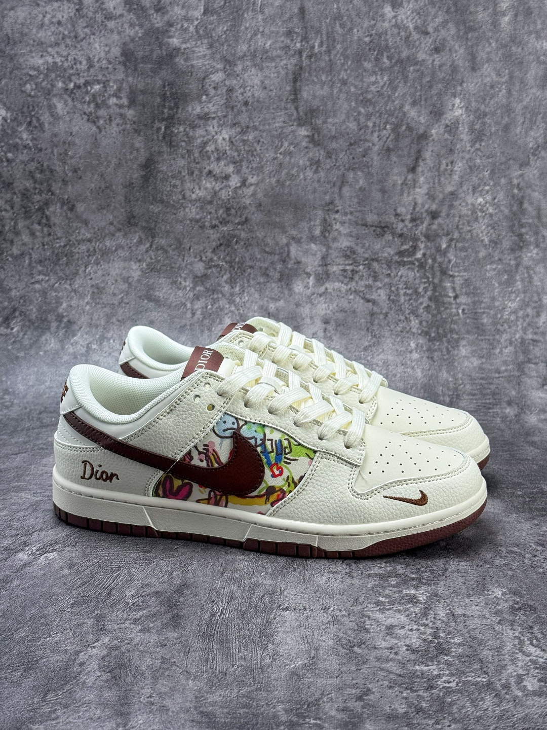 Nike SB Dunk Low x DIOR 白棕小勾 QW5836-033-莆田鞋,莆田鞋货源,高仿鞋,高仿鞋货源,安福档口,莆田高仿鞋,莆田鞋批发,高仿鞋批发,莆田高仿运动鞋,高仿运动鞋,莆田运动鞋 Nike SB Dunk Low x DIOR 白棕小勾 QW5836-033