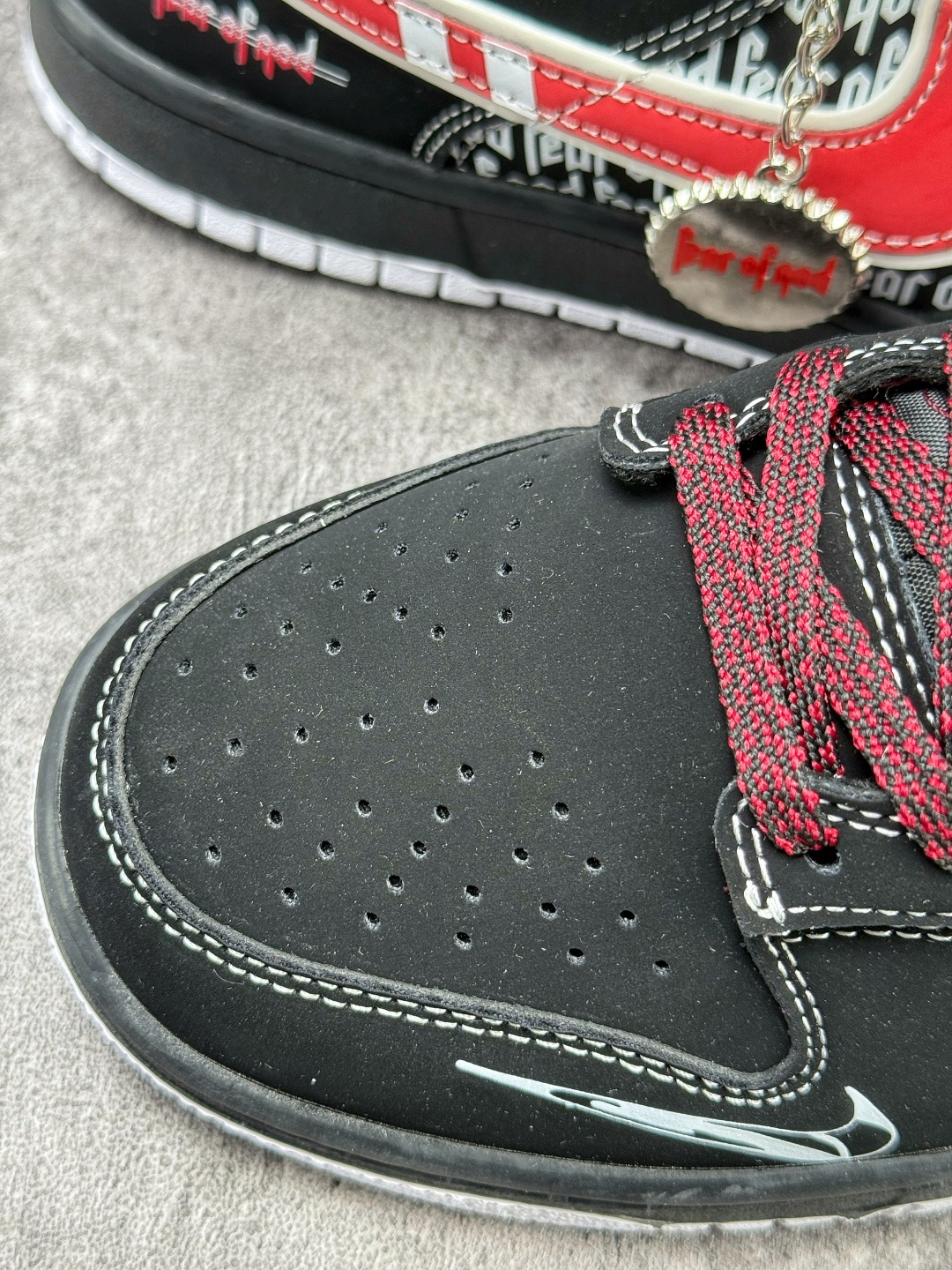 Nike SB Dunk Low x Fear of God 黑红小勾满天星 KK1333-051-莆田鞋,莆田鞋货源,高仿鞋,高仿鞋货源,安福档口,莆田高仿鞋,莆田鞋批发,高仿鞋批发,莆田高仿运动鞋,高仿运动鞋,莆田运动鞋 Nike SB Dunk Low x Fear of God 黑红小勾满天星 KK1333-051