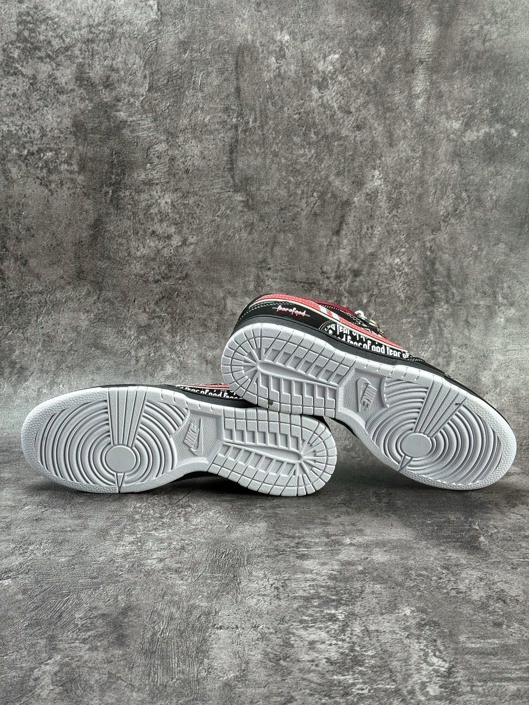 Nike SB Dunk Low x Fear of God 黑红小勾满天星 KK1333-051-莆田鞋,莆田鞋货源,高仿鞋,高仿鞋货源,安福档口,莆田高仿鞋,莆田鞋批发,高仿鞋批发,莆田高仿运动鞋,高仿运动鞋,莆田运动鞋 Nike SB Dunk Low x Fear of God 黑红小勾满天星 KK1333-051