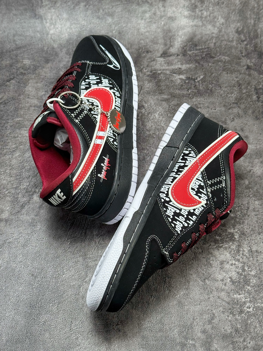 Nike SB Dunk Low x Fear of God 黑红小勾满天星 KK1333-051-莆田鞋,莆田鞋货源,高仿鞋,高仿鞋货源,安福档口,莆田高仿鞋,莆田鞋批发,高仿鞋批发,莆田高仿运动鞋,高仿运动鞋,莆田运动鞋 Nike SB Dunk Low x Fear of God 黑红小勾满天星 KK1333-051