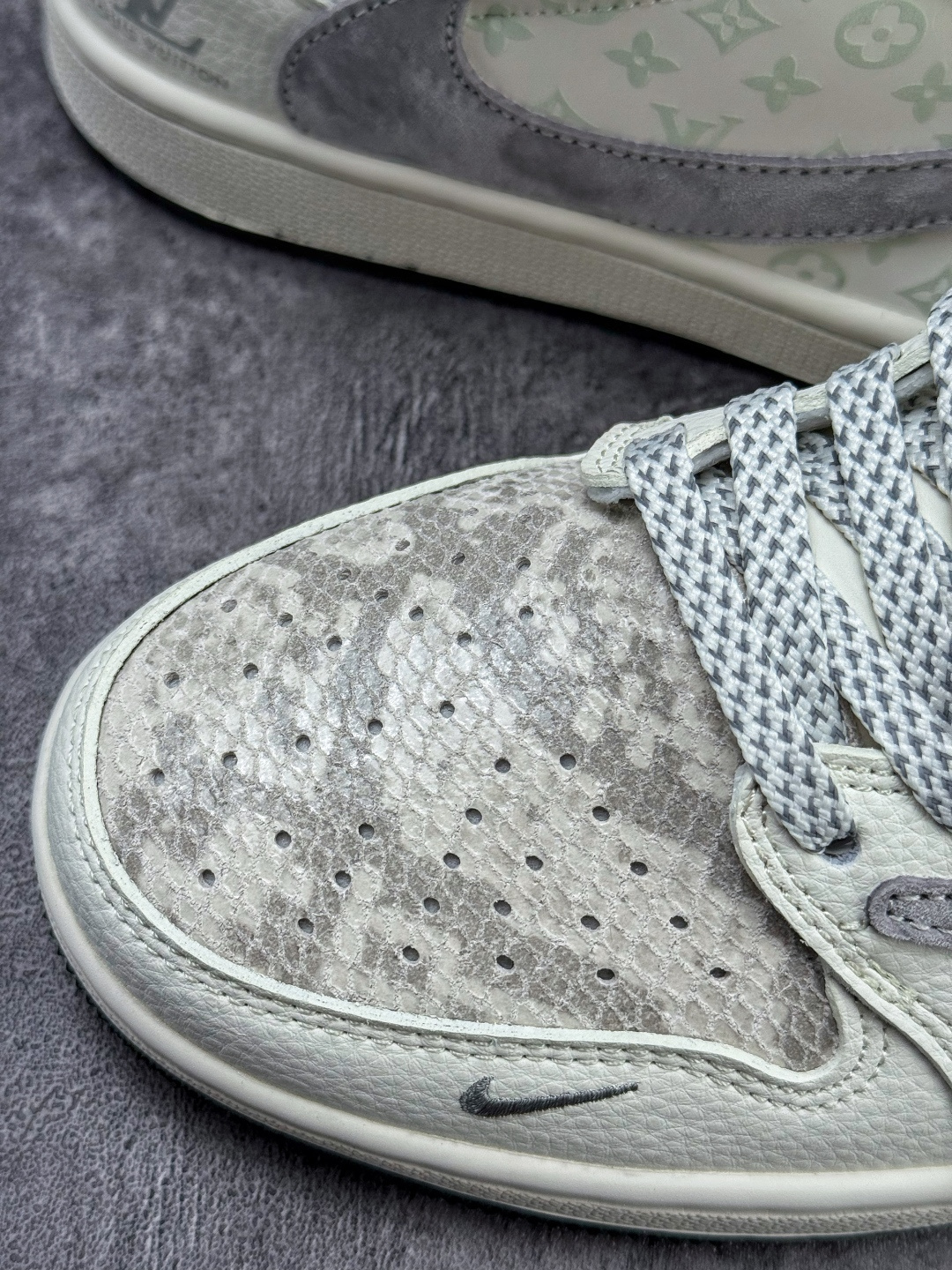 Travis Scott x Nike Air Jordan 1 Low x Louis Vuitton Air Jordan 1 Low 反转白灰小勾满天星倒钩 纯原版本 QW5088-209