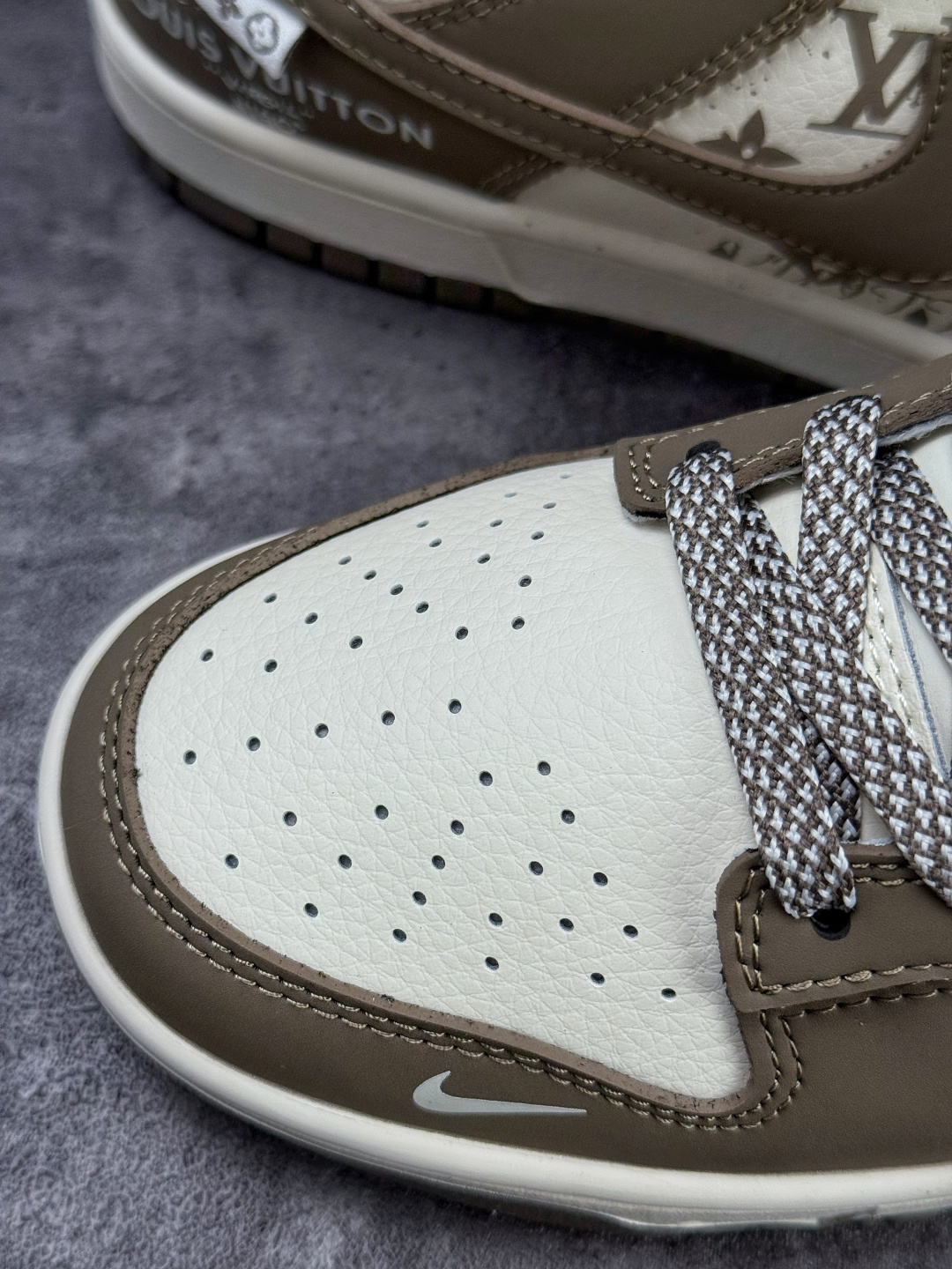 Nike SB Dunk Low x Louis Vuitton 棕白小勾满天星 XD1588-239