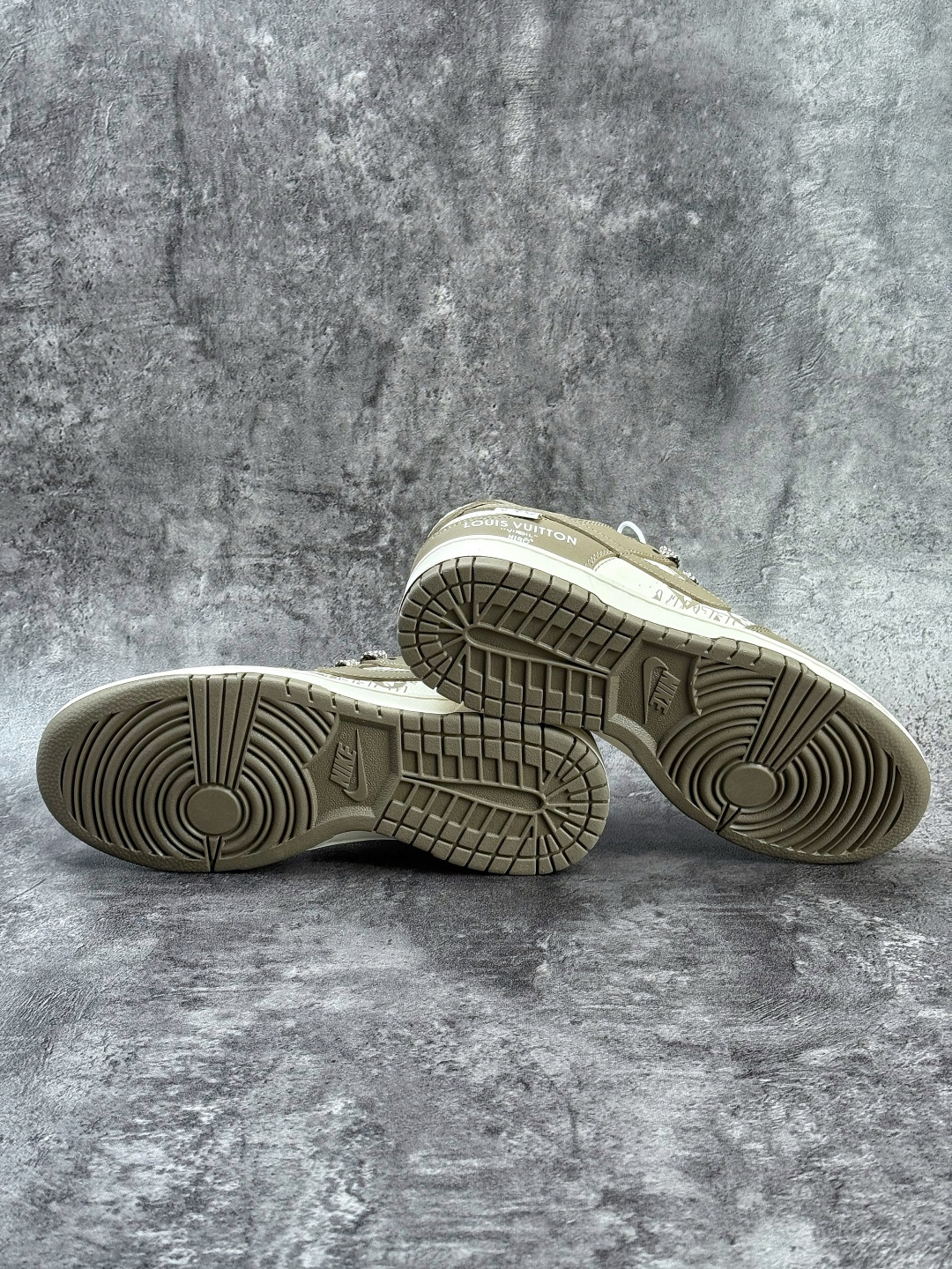 Nike SB Dunk Low x Louis Vuitton 棕白小勾满天星 XD1588-239