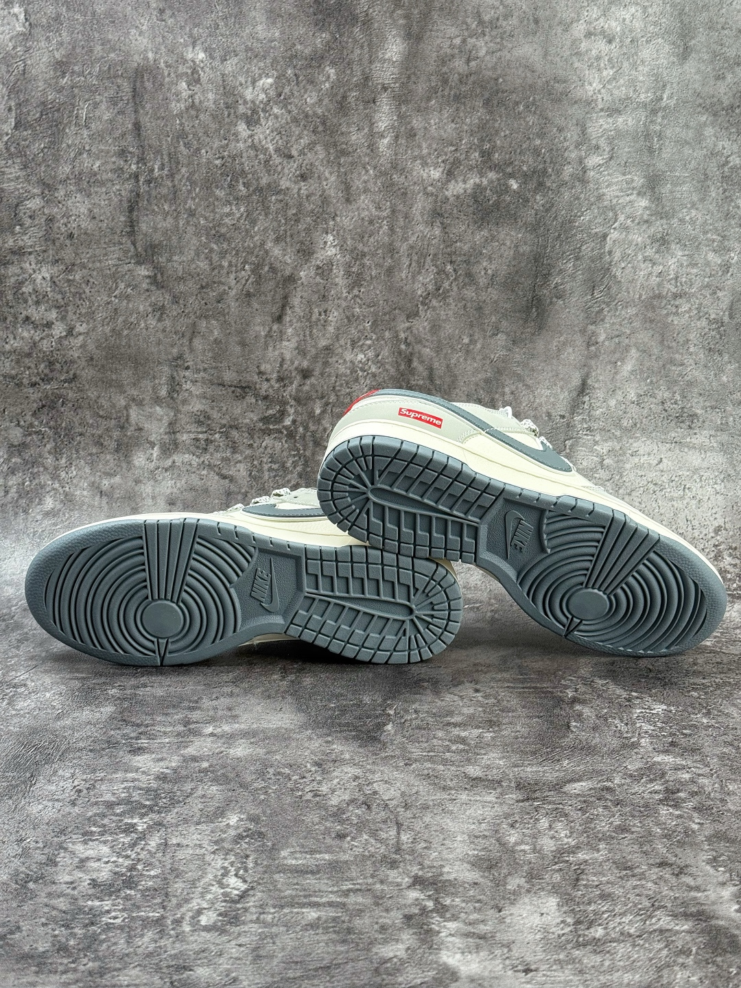 Nike SB Dunk Low x Superme 灰白小勾满天星 JP1628-029