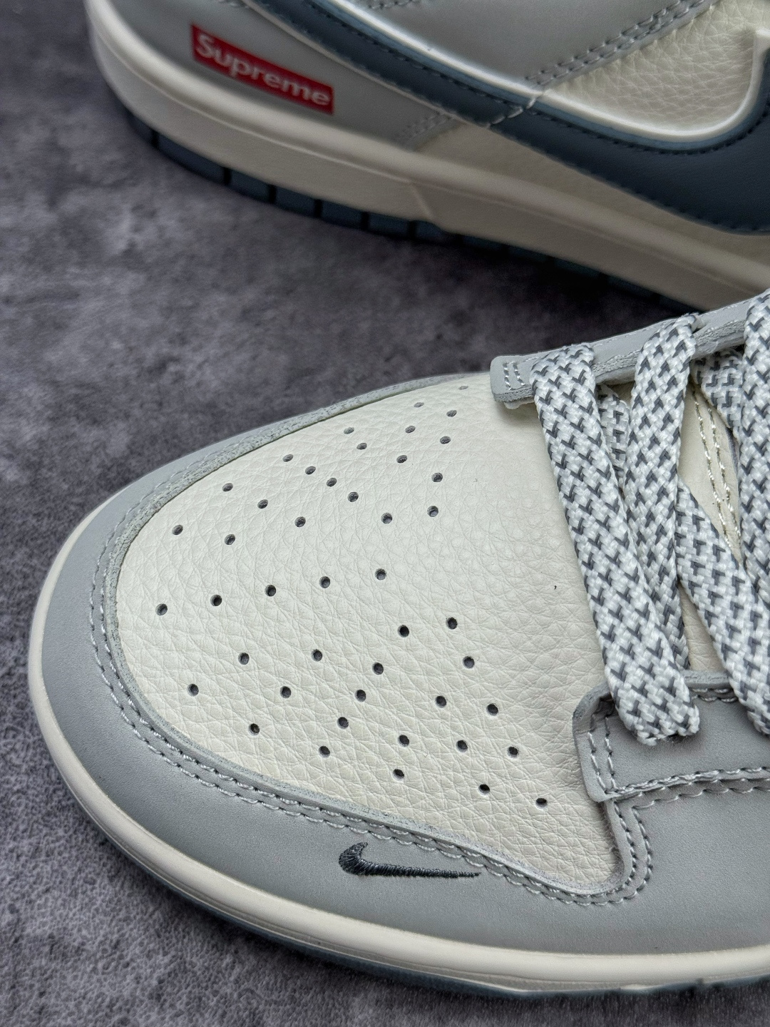 Nike SB Dunk Low x Superme 灰白小勾满天星 JP1628-029