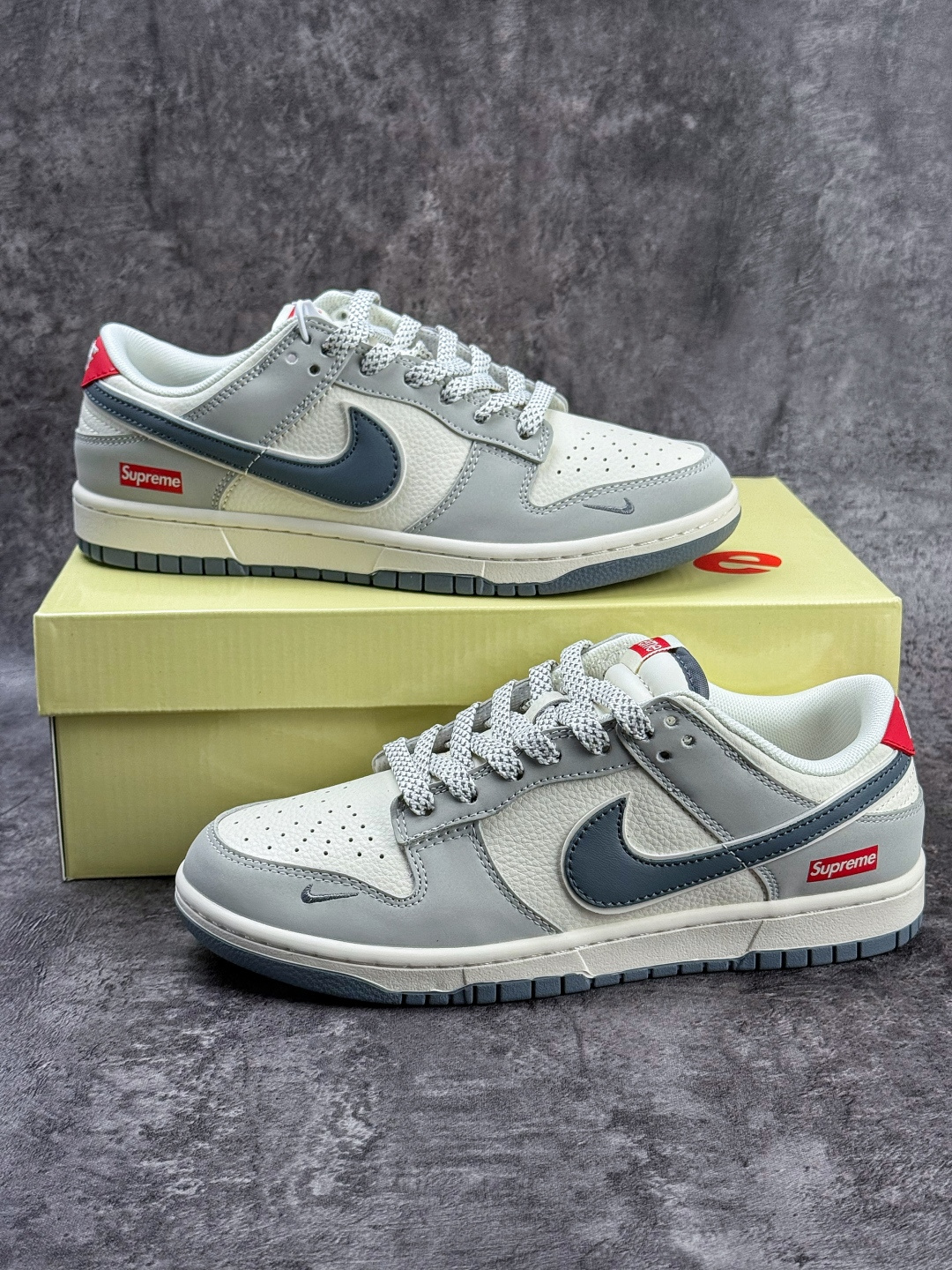 Nike SB Dunk Low x Superme 灰白小勾满天星 JP1628-029