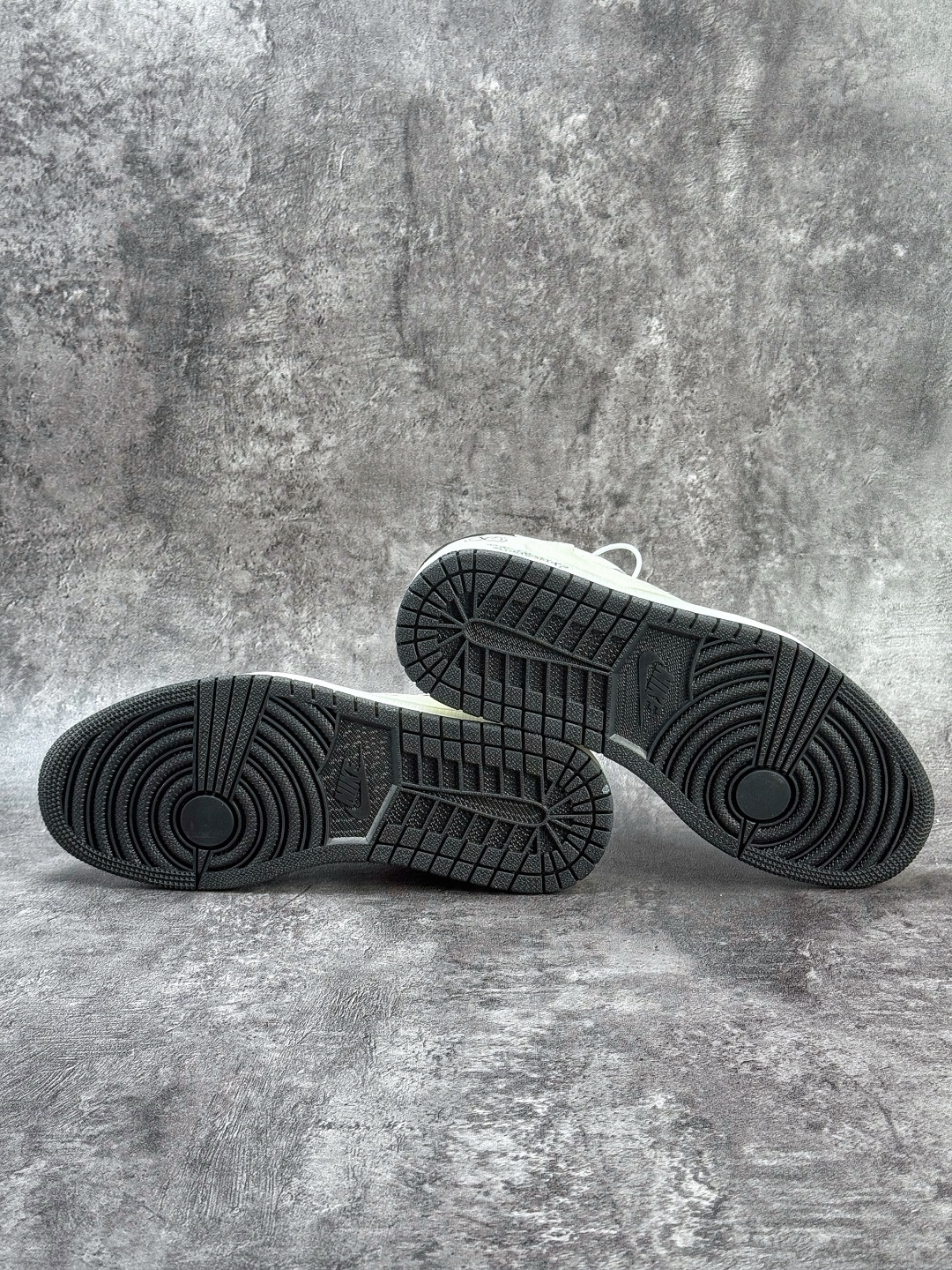 Travis Scott x Nike Air Jordan 1 Low x Louis Vuitton Air Jordan 1 Low 反转白灰小勾倒钩 纯原版本 DZ2688-003