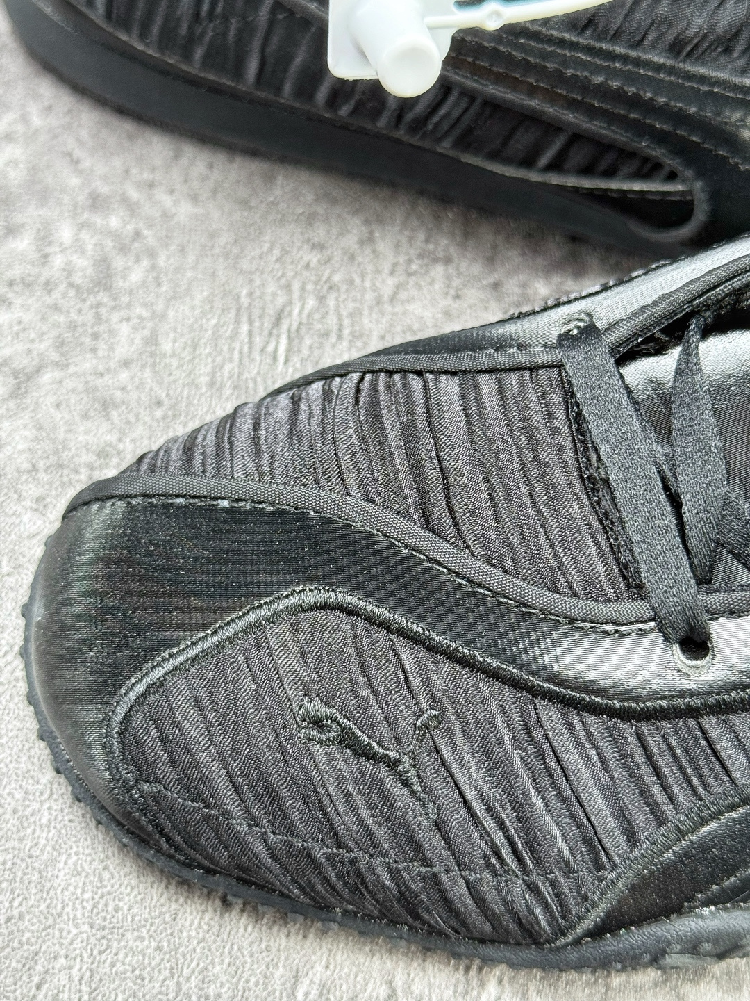 PUMA彪马 Bella V2 Leather 中国限定时尚百搭 舒适 德训 情侣双鞋带薄底鞋 耐磨 低帮 生活休闲鞋 406092-02-Top High Quatity Cheap Sneakers Fashion Clothing Clothes Bags handbags Shoes of all Brand wholesale With The best Quality And Beautiful Price from China Factory Chinese suppliers wholesaler seller PUMA彪马 Bella V2 Leather 中国限定时尚百搭 舒适 德训 情侣双鞋带薄底鞋 耐磨 低帮 生活休闲鞋 406092-02