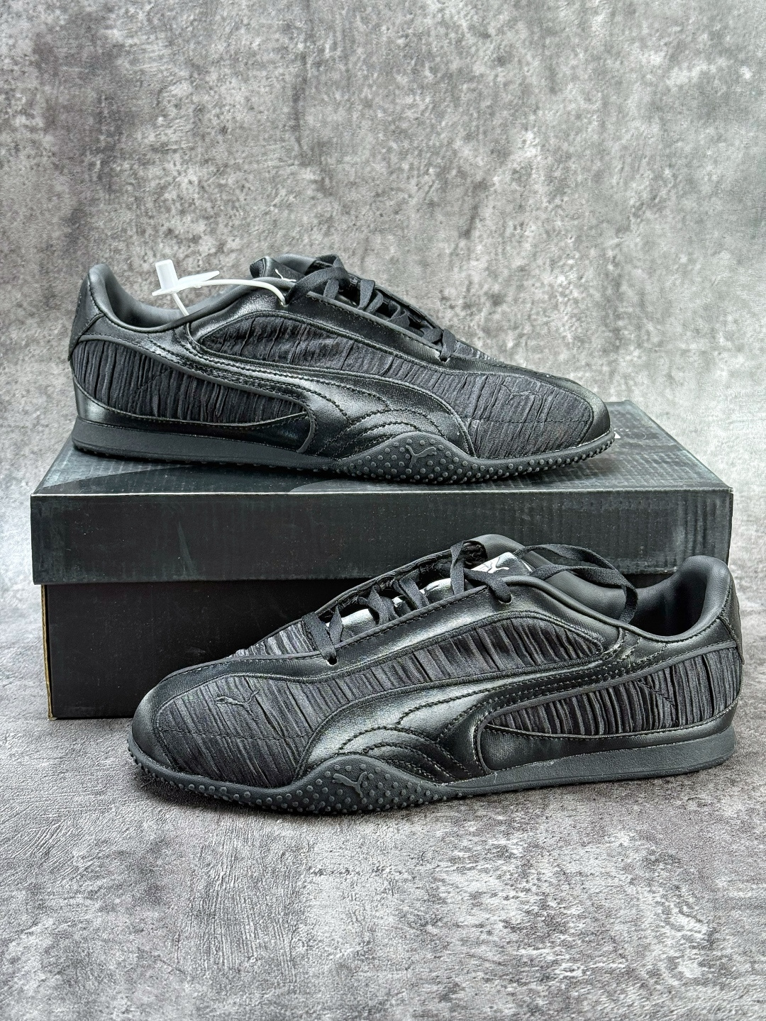 PUMA彪马 Bella V2 Leather 中国限定时尚百搭 舒适 德训 情侣双鞋带薄底鞋 耐磨 低帮 生活休闲鞋 406092-02-Top High Quatity Cheap Sneakers Fashion Clothing Clothes Bags handbags Shoes of all Brand wholesale With The best Quality And Beautiful Price from China Factory Chinese suppliers wholesaler seller PUMA彪马 Bella V2 Leather 中国限定时尚百搭 舒适 德训 情侣双鞋带薄底鞋 耐磨 低帮 生活休闲鞋 406092-02