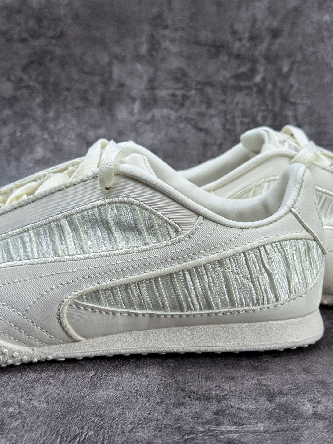 PUMA彪马 Bella V2 Leather 中国限定时尚百搭 舒适 德训 情侣双鞋带薄底鞋 耐磨 低帮 生活休闲鞋 406092-01