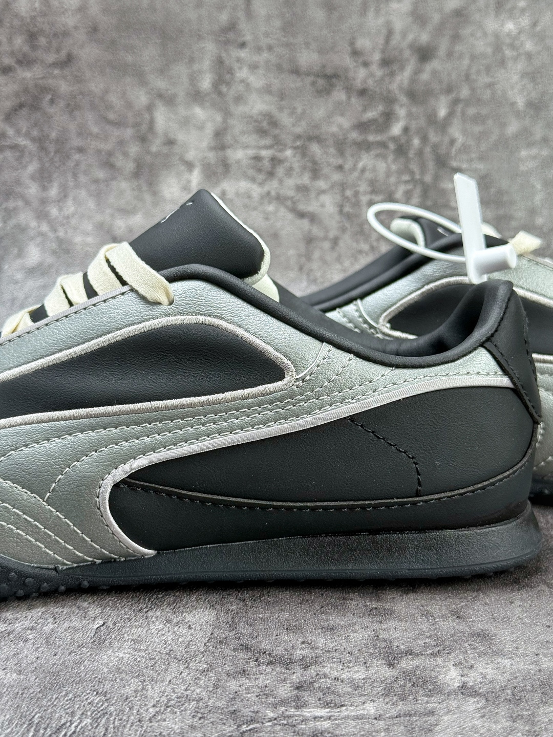 PUMA彪马 Bella V2 Leather 中国限定时尚百搭 舒适 德训 情侣双鞋带薄底鞋 耐磨 低帮 生活休闲鞋 404043-01