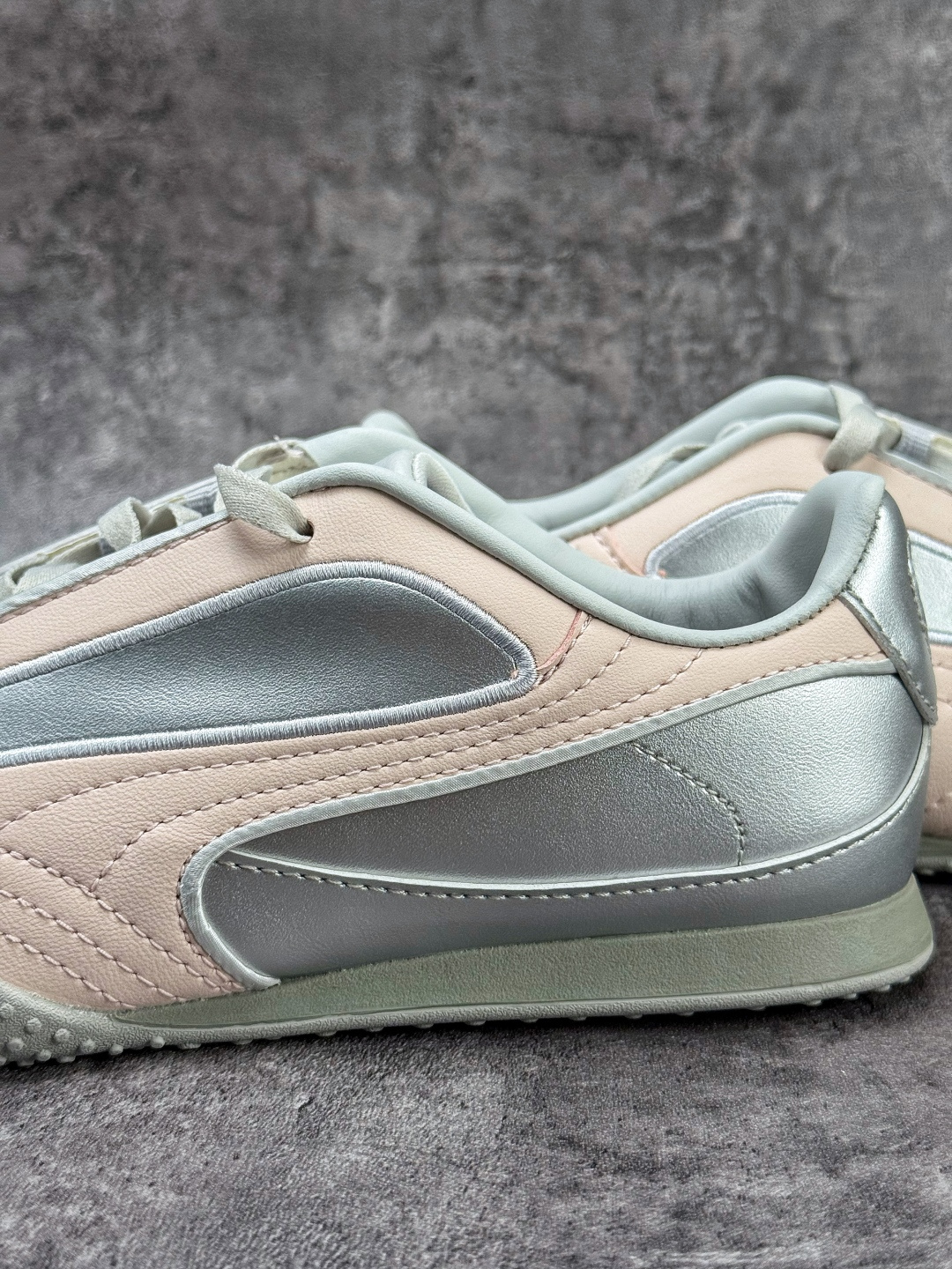 PUMA彪马 Bella V2 Leather 中国限定时尚百搭 舒适 德训 情侣双鞋带薄底鞋 耐磨 低帮 生活休闲鞋 404043-03-Top High Quatity Cheap Sneakers Fashion Clothing Clothes Bags handbags Shoes of all Brand wholesale With The best Quality And Beautiful Price from China Factory Chinese suppliers wholesaler seller PUMA彪马 Bella V2 Leather 中国限定时尚百搭 舒适 德训 情侣双鞋带薄底鞋 耐磨 低帮 生活休闲鞋 404043-03