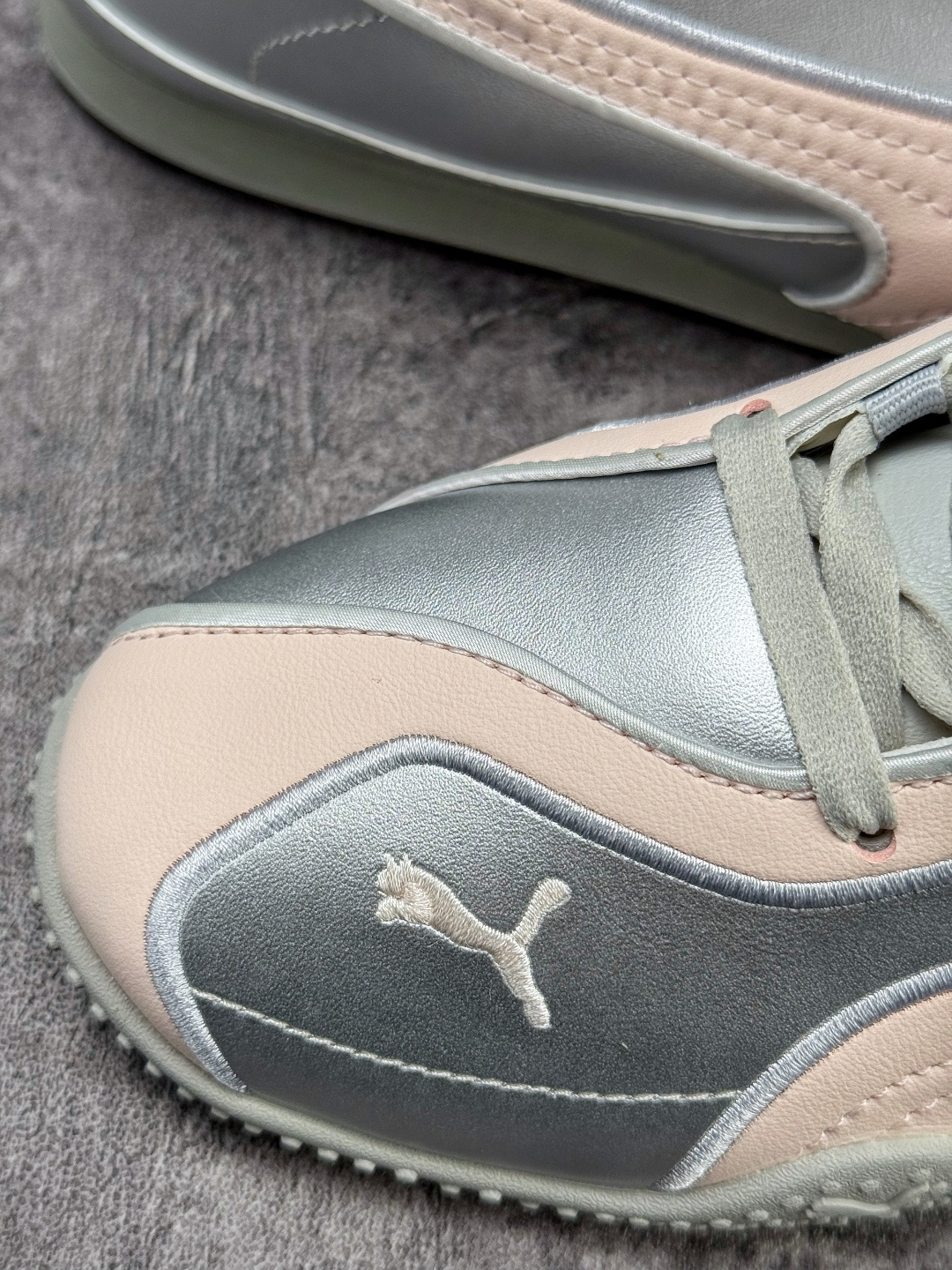 PUMA彪马 Bella V2 Leather 中国限定时尚百搭 舒适 德训 情侣双鞋带薄底鞋 耐磨 低帮 生活休闲鞋 404043-03-Top High Quatity Cheap Sneakers Fashion Clothing Clothes Bags handbags Shoes of all Brand wholesale With The best Quality And Beautiful Price from China Factory Chinese suppliers wholesaler seller PUMA彪马 Bella V2 Leather 中国限定时尚百搭 舒适 德训 情侣双鞋带薄底鞋 耐磨 低帮 生活休闲鞋 404043-03