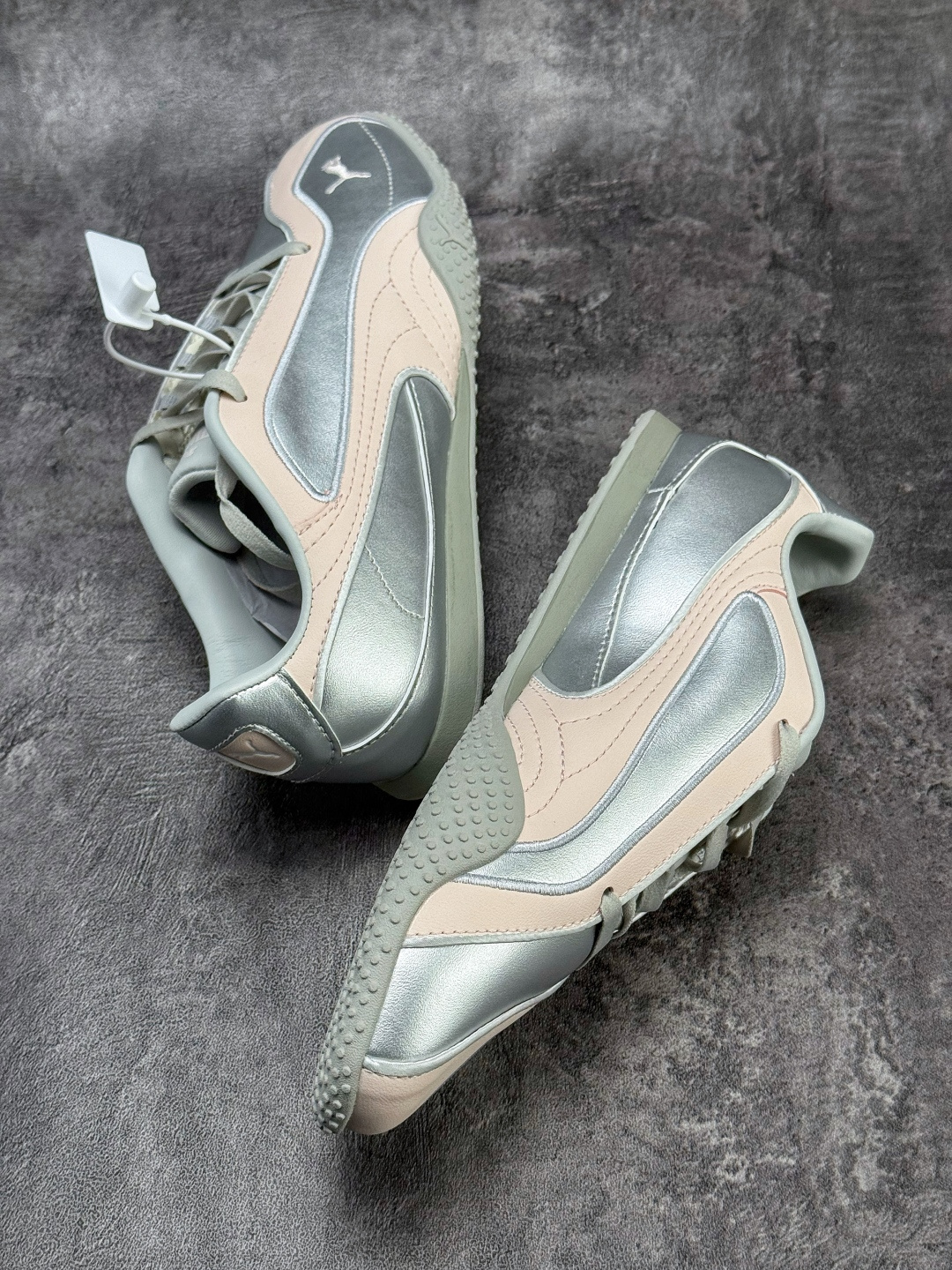 PUMA彪马 Bella V2 Leather 中国限定时尚百搭 舒适 德训 情侣双鞋带薄底鞋 耐磨 低帮 生活休闲鞋 404043-03-Top High Quatity Cheap Sneakers Fashion Clothing Clothes Bags handbags Shoes of all Brand wholesale With The best Quality And Beautiful Price from China Factory Chinese suppliers wholesaler seller PUMA彪马 Bella V2 Leather 中国限定时尚百搭 舒适 德训 情侣双鞋带薄底鞋 耐磨 低帮 生活休闲鞋 404043-03