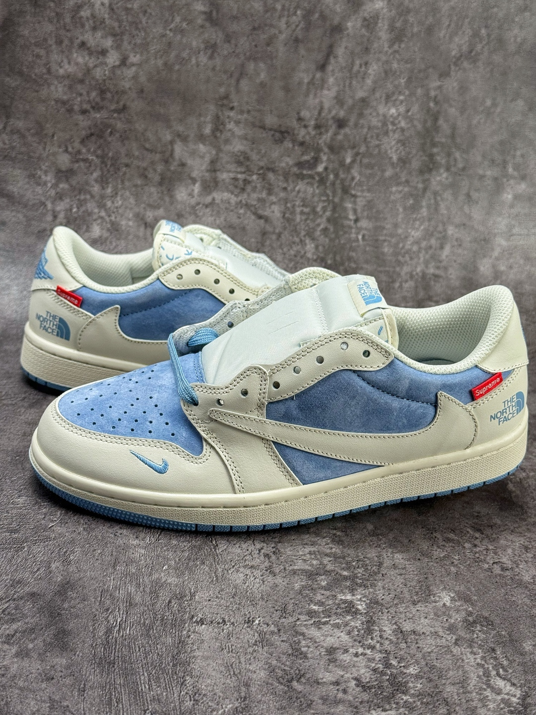 Travis Scott x Nike Air Jordan 1 Low x The North Face Air Jordan 1 Low 反转白蓝小勾倒钩 纯原版本 DM7866-124 Travis Scott x Nike Air Jordan 1 Low x The North Face Air Jordan 1 Low 反转白蓝小勾倒钩 纯原版本 DM7866-124