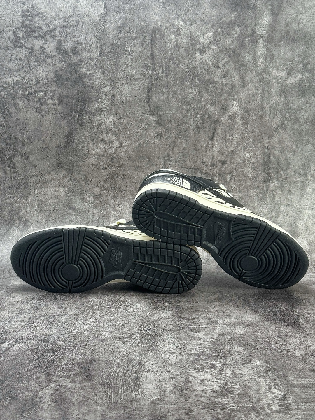 Nike SB Dunk Low x The North Face 黑白小勾 QW5836-028