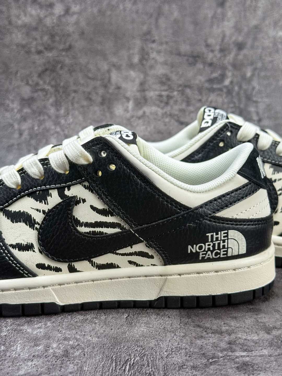Nike SB Dunk Low x The North Face 黑白小勾 QW5836-028