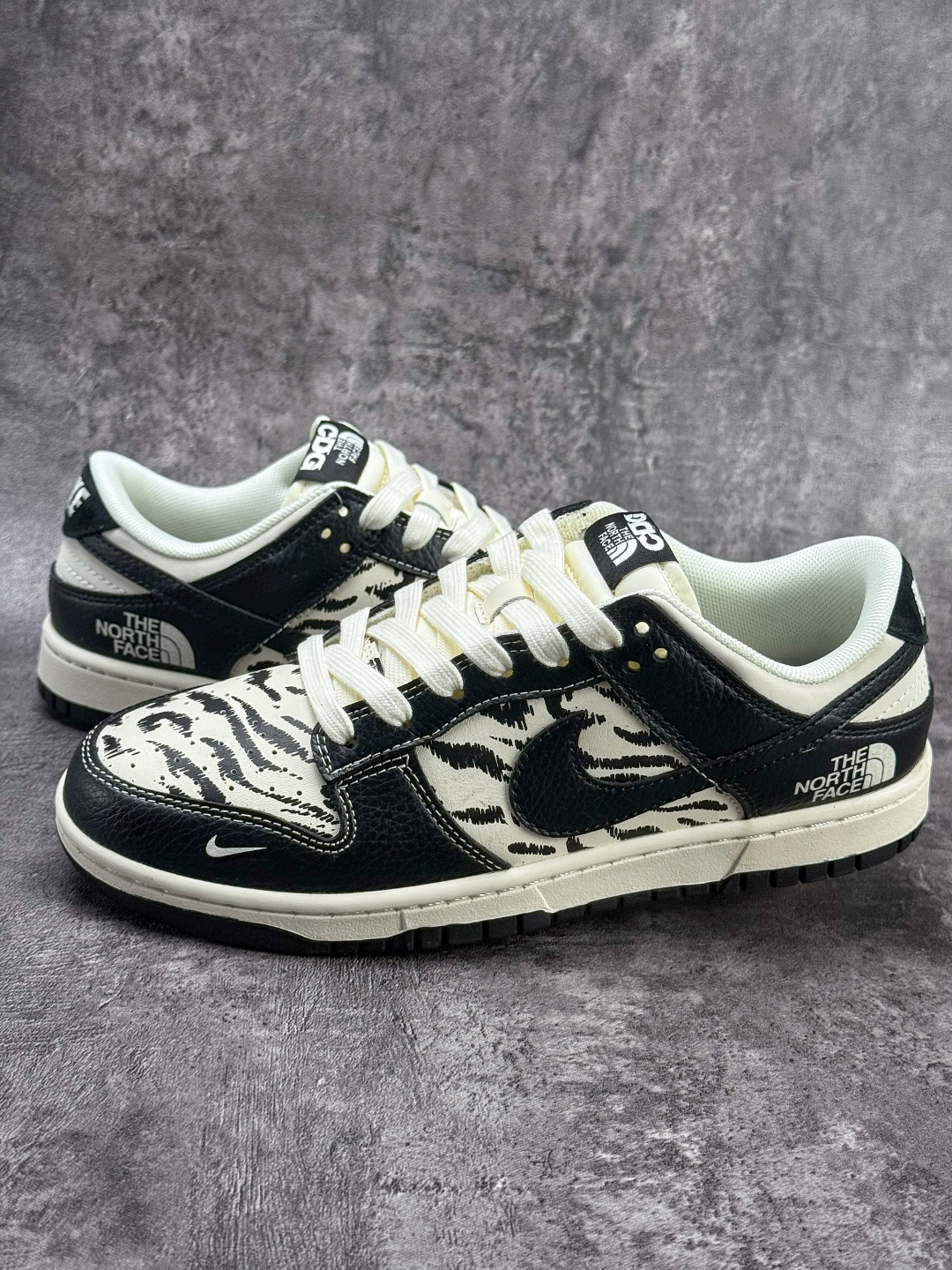 Nike SB Dunk Low x The North Face 黑白小勾 QW5836-028