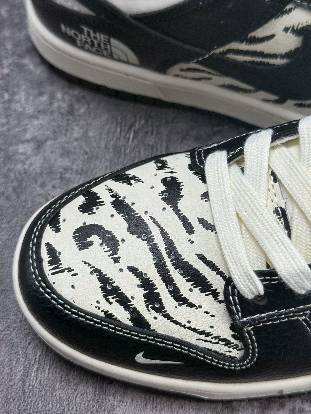 Nike SB Dunk Low x The North Face 黑白小勾 QW5836-028