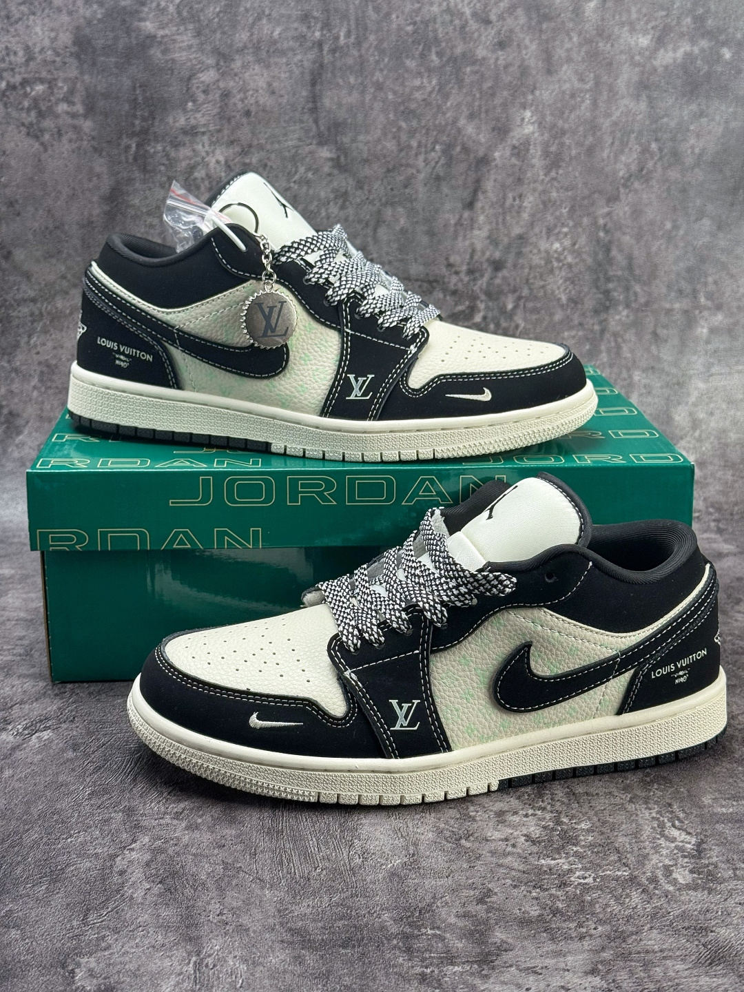 Nike Jordan Air Jordan 1 x Louis Vuitton 黑白小勾满天星 QL1988-002