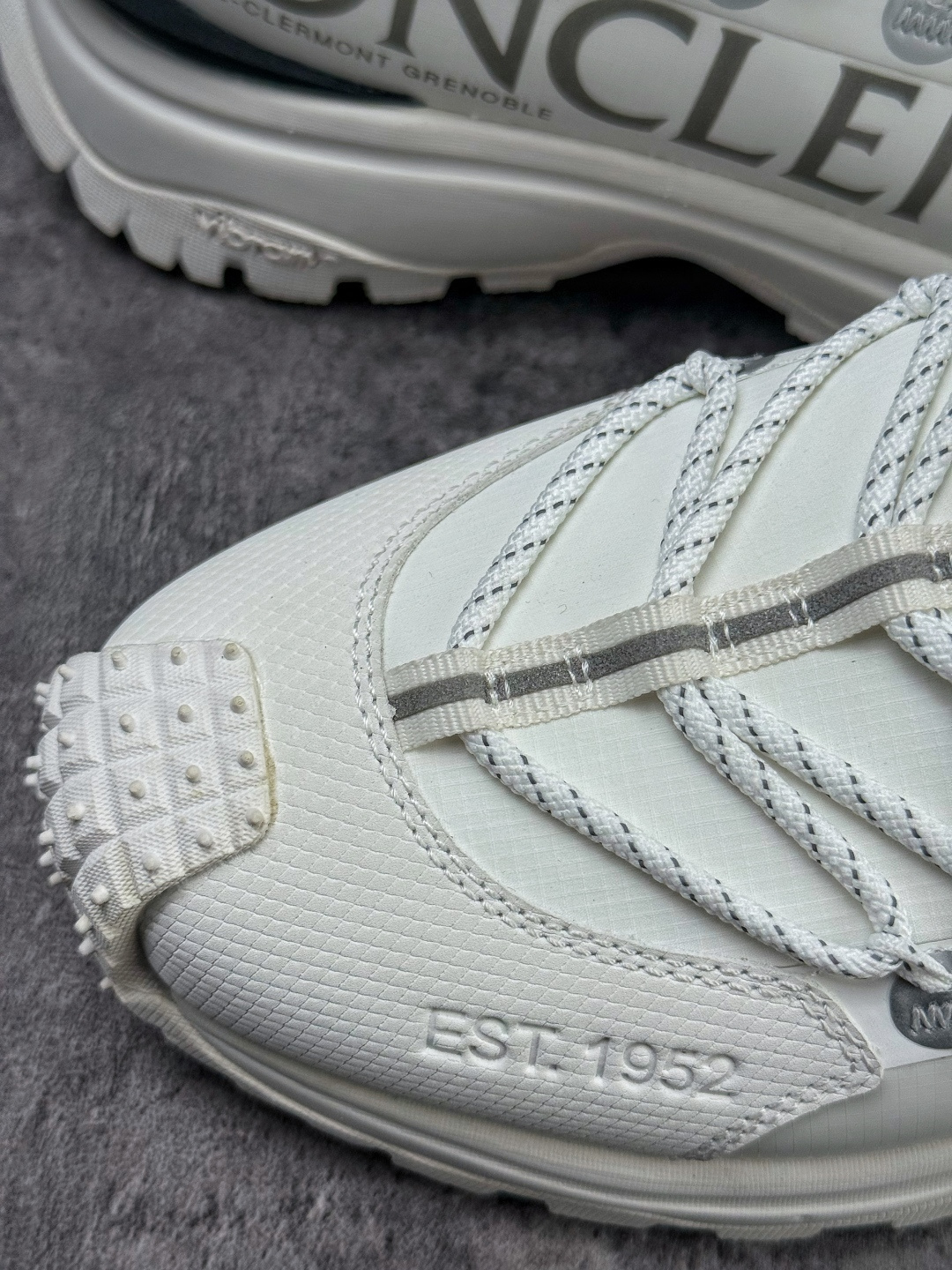 270 moner trailgrip gore-tex 越野旅行系列低帮厚底轻量户外登山运动鞋 白黑 4M00130 M3157001