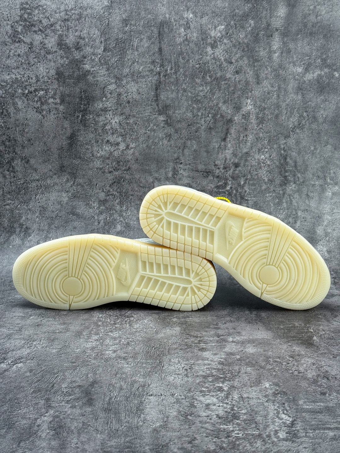 Air Jordan 1 AJ1 Low 花卉刺绣 乔丹1代低帮篮球鞋/ 灰白 IF4391-100