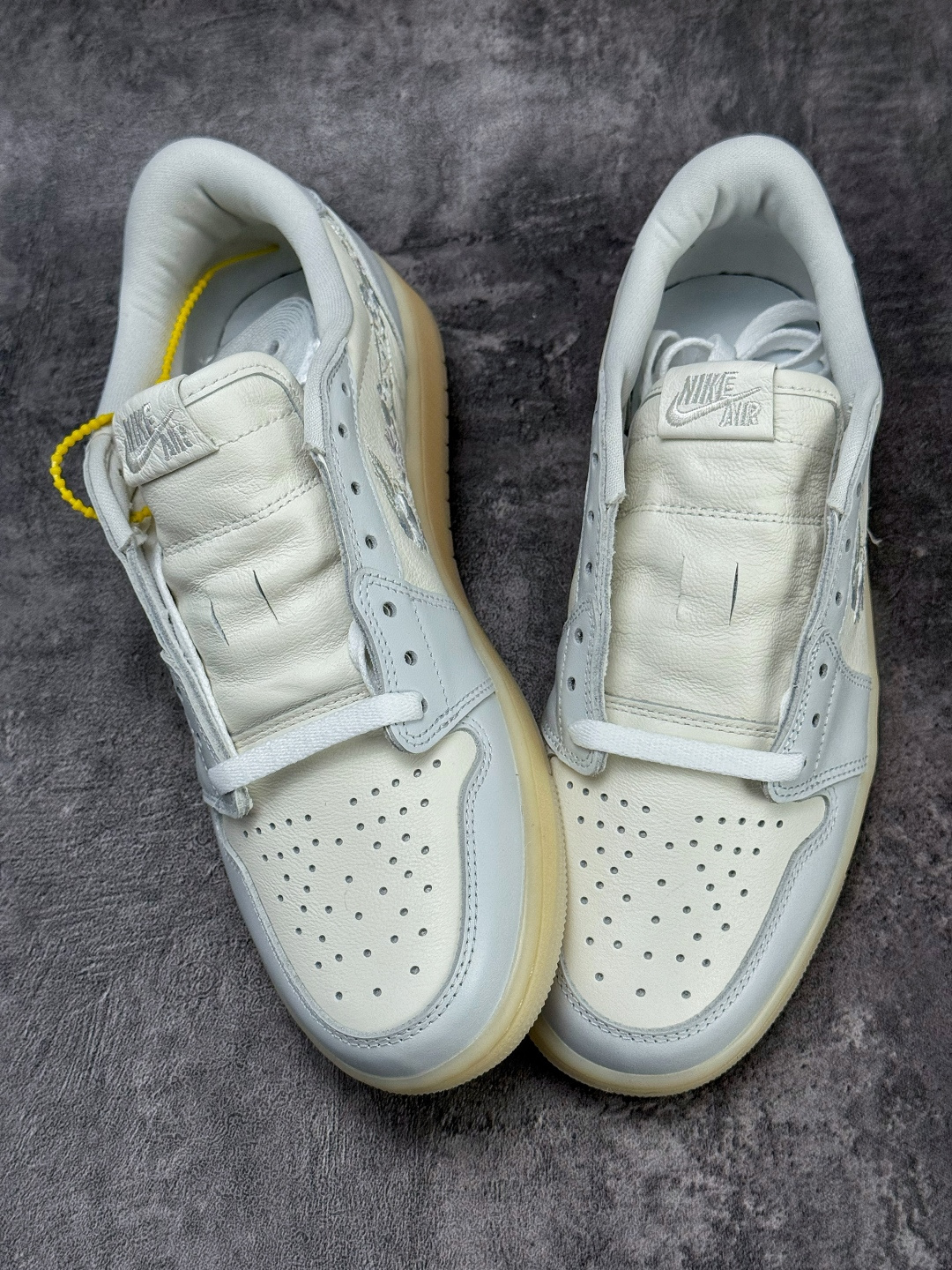 Air Jordan 1 AJ1 Low 花卉刺绣 乔丹1代低帮篮球鞋/ 灰白 IF4391-100