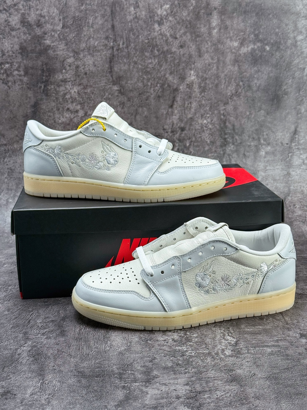 Air Jordan 1 AJ1 Low 花卉刺绣 乔丹1代低帮篮球鞋/ 灰白 IF4391-100