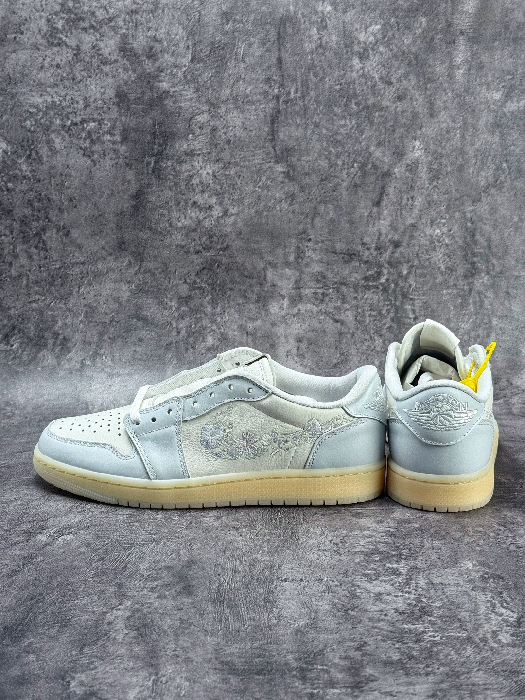 Air Jordan 1 AJ1 Low 花卉刺绣 乔丹1代低帮篮球鞋/ 灰白 IF4391-100