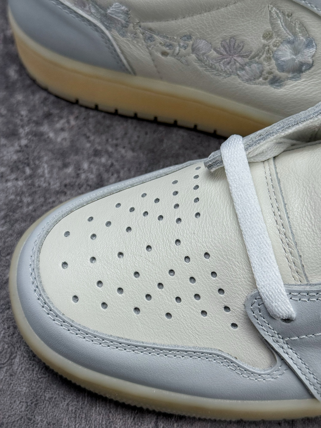 Air Jordan 1 AJ1 Low 花卉刺绣 乔丹1代低帮篮球鞋/ 灰白 IF4391-100