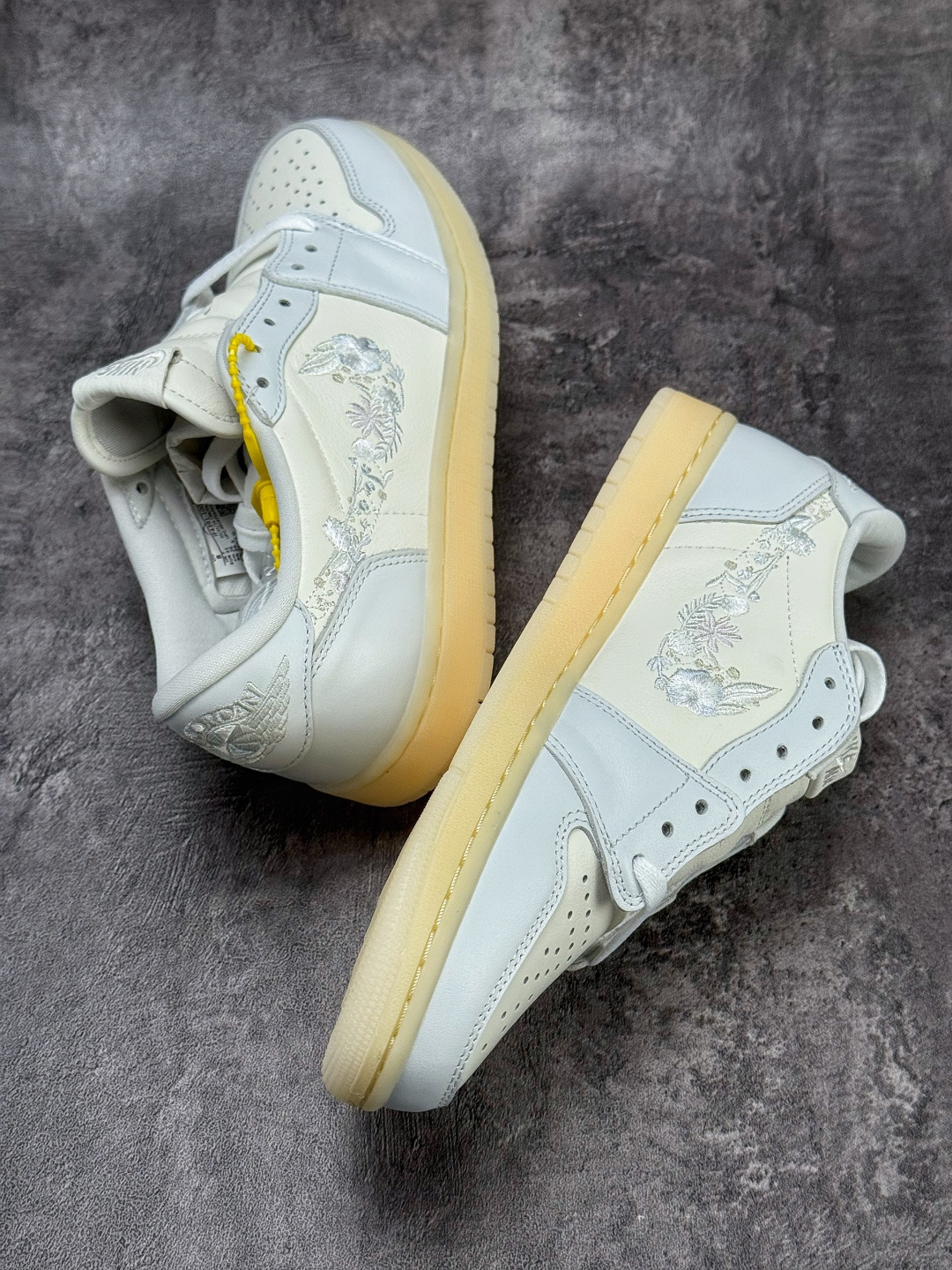 Air Jordan 1 AJ1 Low 花卉刺绣 乔丹1代低帮篮球鞋/ 灰白 IF4391-100