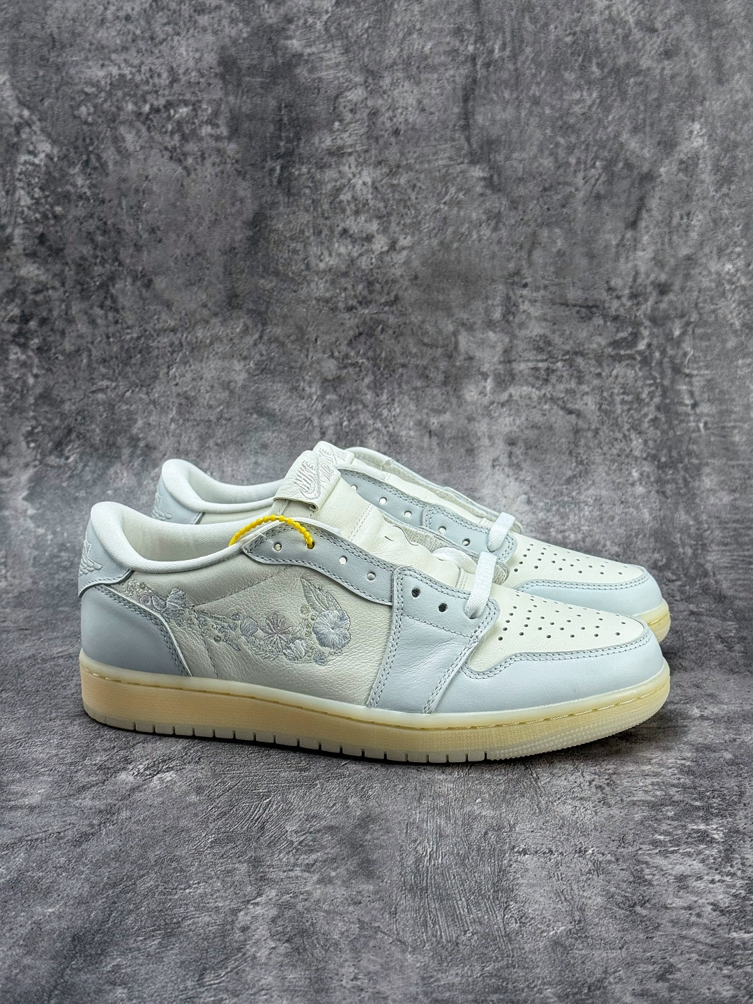 Air Jordan 1 AJ1 Low 花卉刺绣 乔丹1代低帮篮球鞋/ 灰白 IF4391-100
