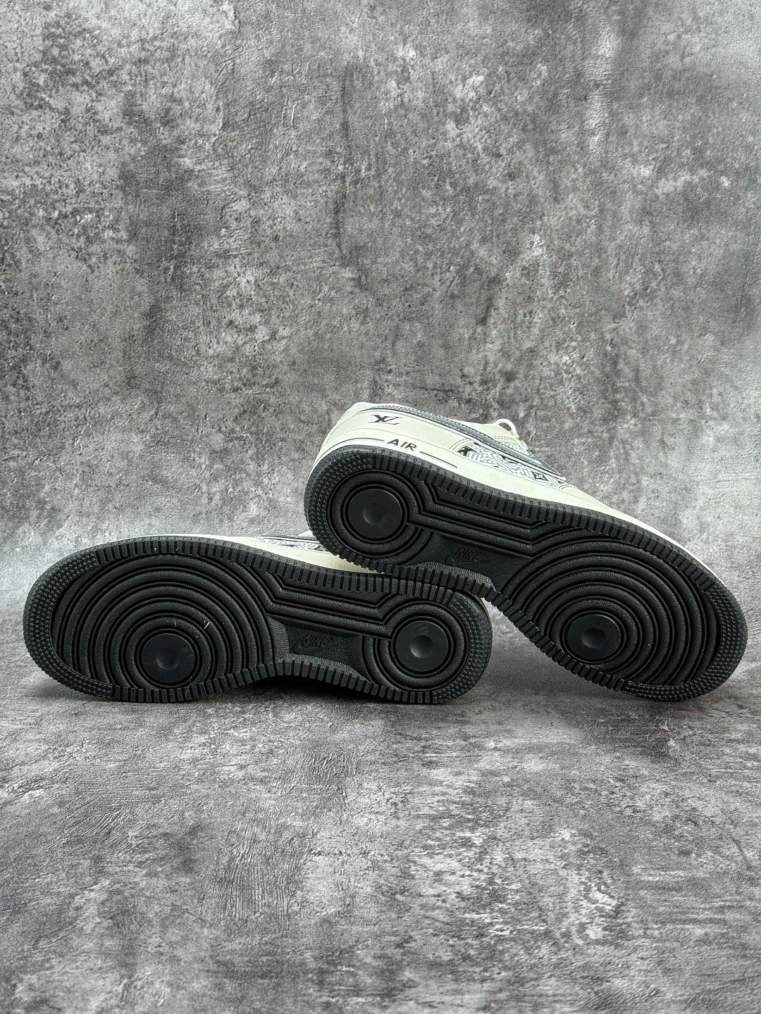 Nike Air Force 1 Low 07 x Louis Vuitton 白黑双小勾满天星 SY1388-016