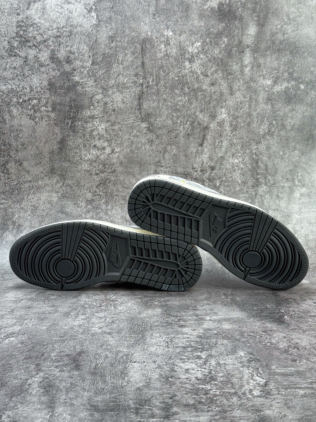 Travis Scott x Nike Air Jordan 1 Low 小雏菊 Air Jordan 1 Low 反转白灰小勾满天星倒钩 纯原版本 QW5088-208