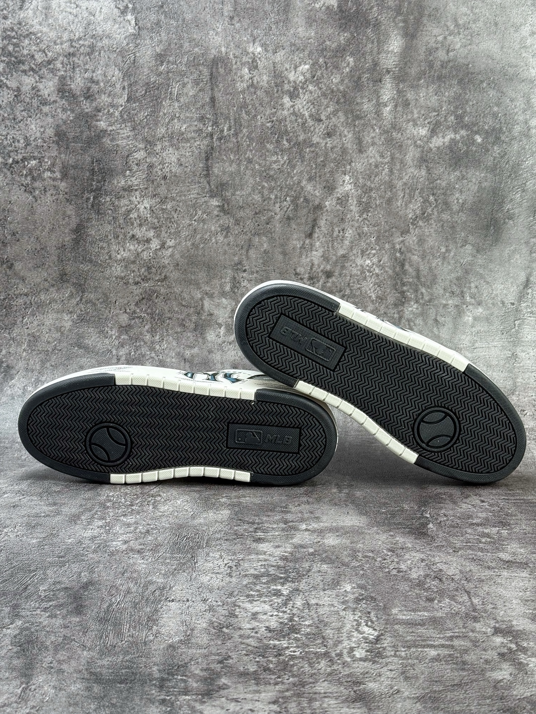 MLB CHUNKY 印花网红老爹鞋 涂鸦恶作剧 内增高6cm 3ASXCA12N