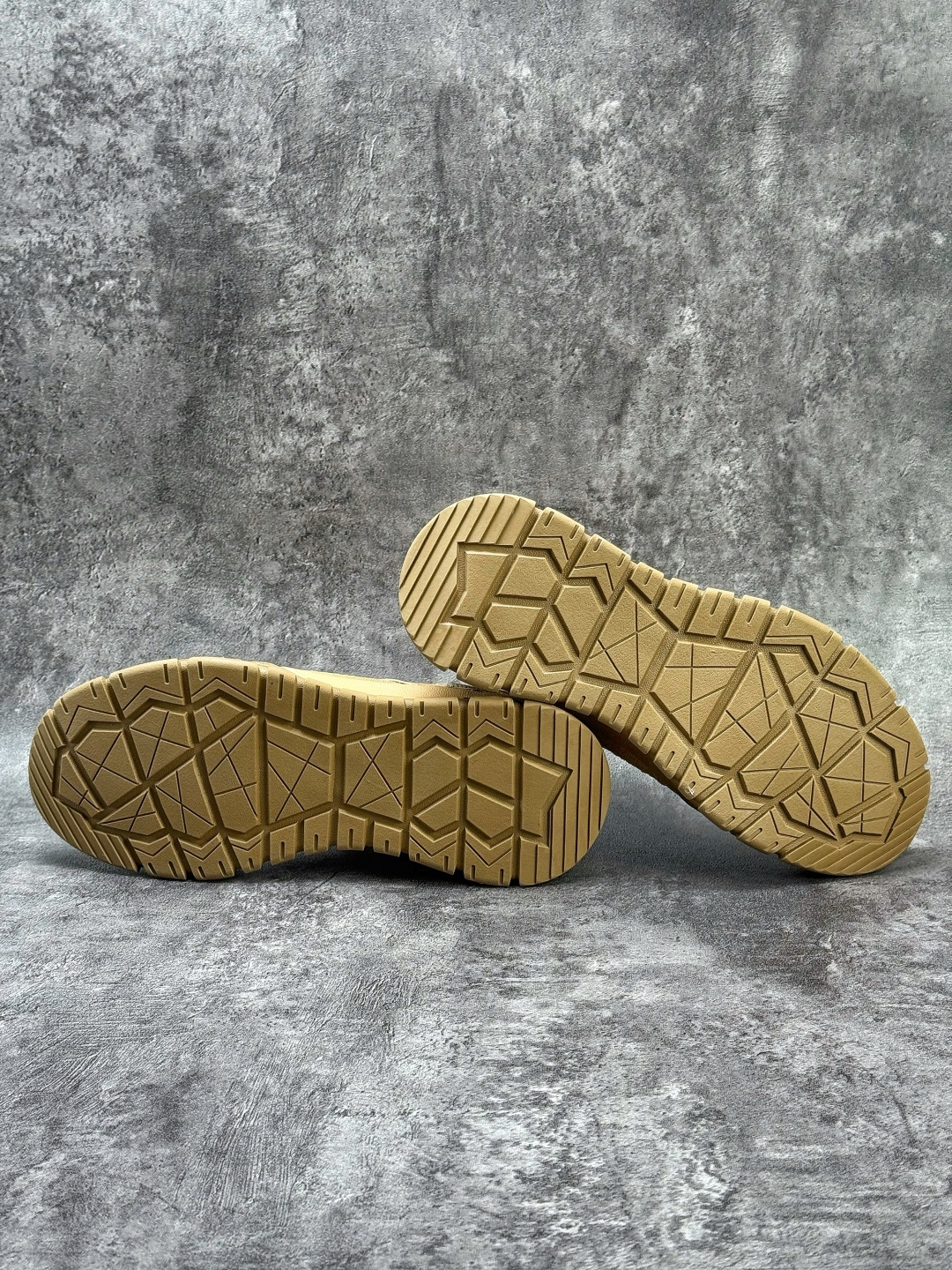 卡特/CAT 2025新版 硬汉推土机品牌 中帮工装靴皮鞋/灰色 麦色